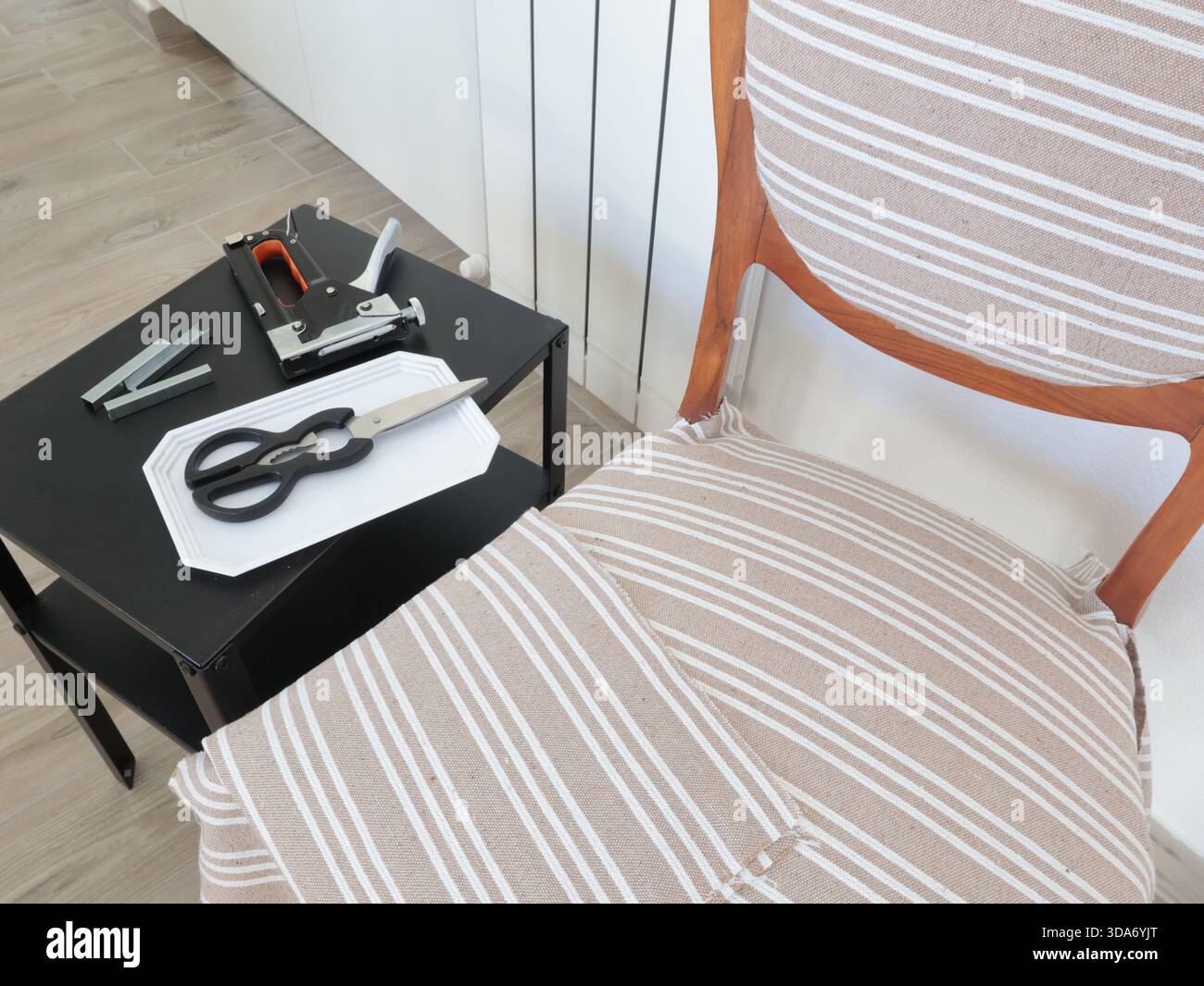 Restauro di vecchi mobili d'epoca a casa. Graffatrice per mobili, graffette e altri strumenti. Artigianato e hobby. Foto Stock