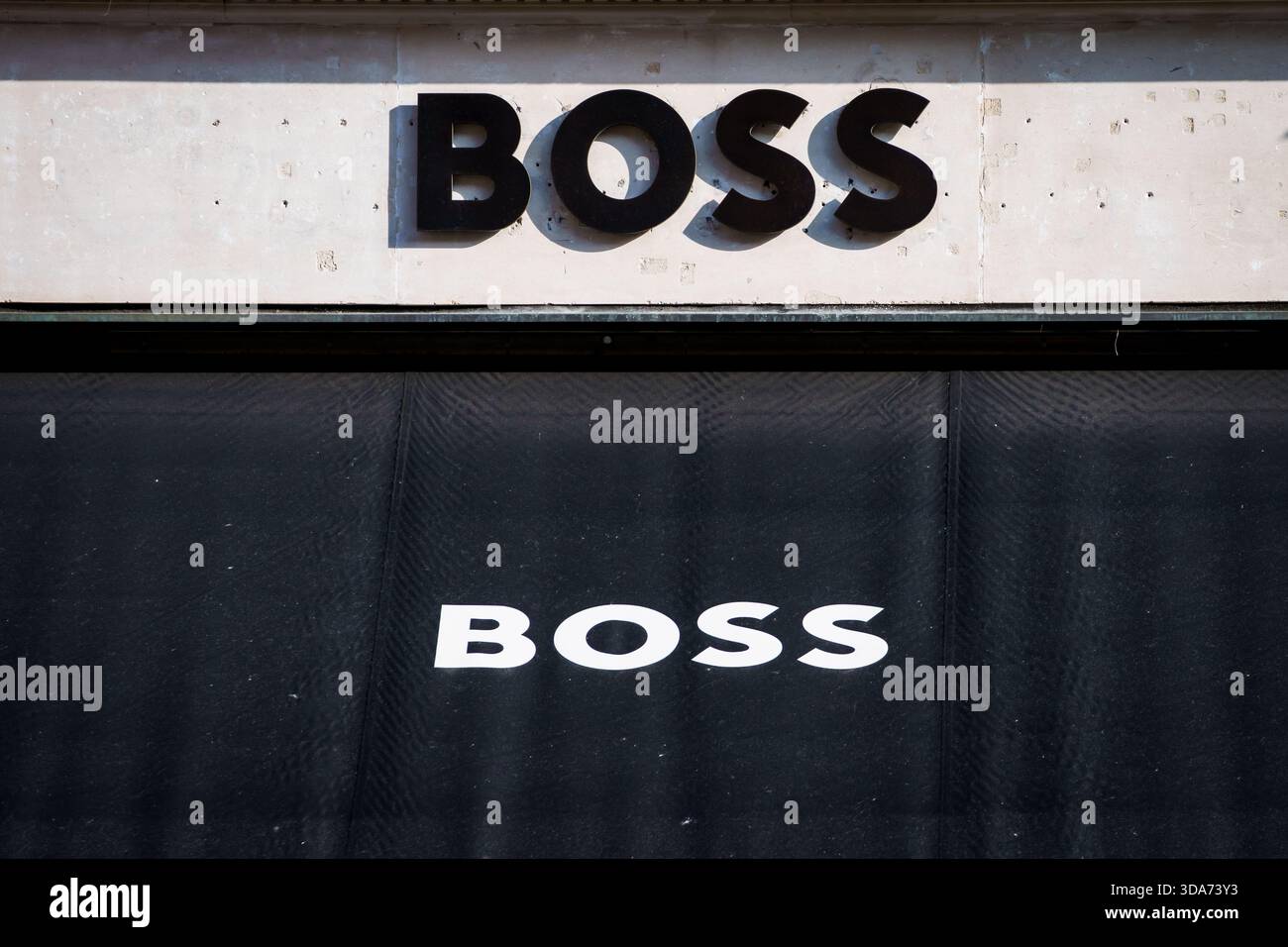 LONDRA, REGNO UNITO. 16 febbraio 2025. Logo boss nel negozio London City. hugo Boss AG è un'azienda tedesca di moda con sede a Metzingen, Baden-W. Foto Stock