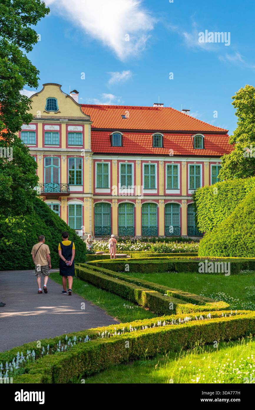 Danzica, Polonia: 1 giugno 2024. Un luminoso scenario primaverile caratterizzato da un grandioso palazzo storico dell'abate e dai suoi giardini circostanti all'interno del Parco Oliwa a Danzica, Foto Stock