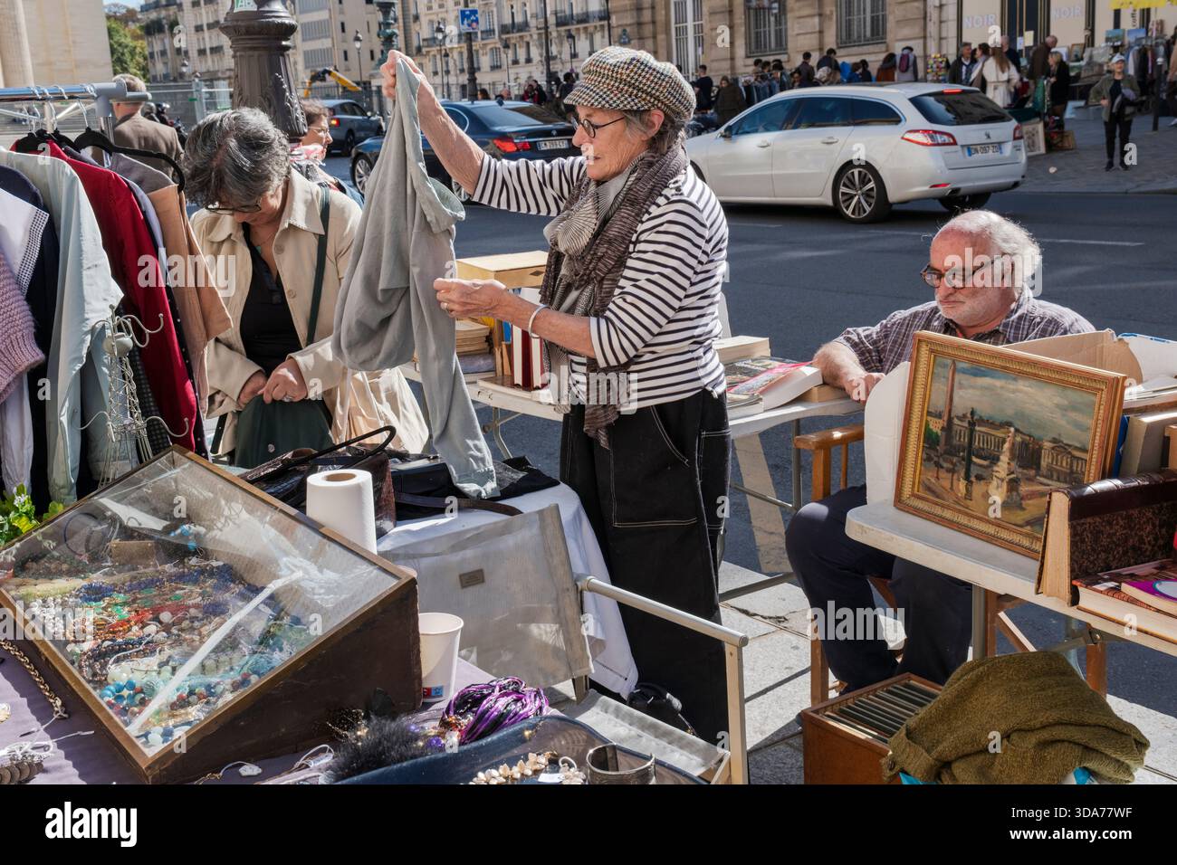 In cerca di occasioni al mercato delle pulci domenicale, Rue Soufflot, Parigi Foto Stock