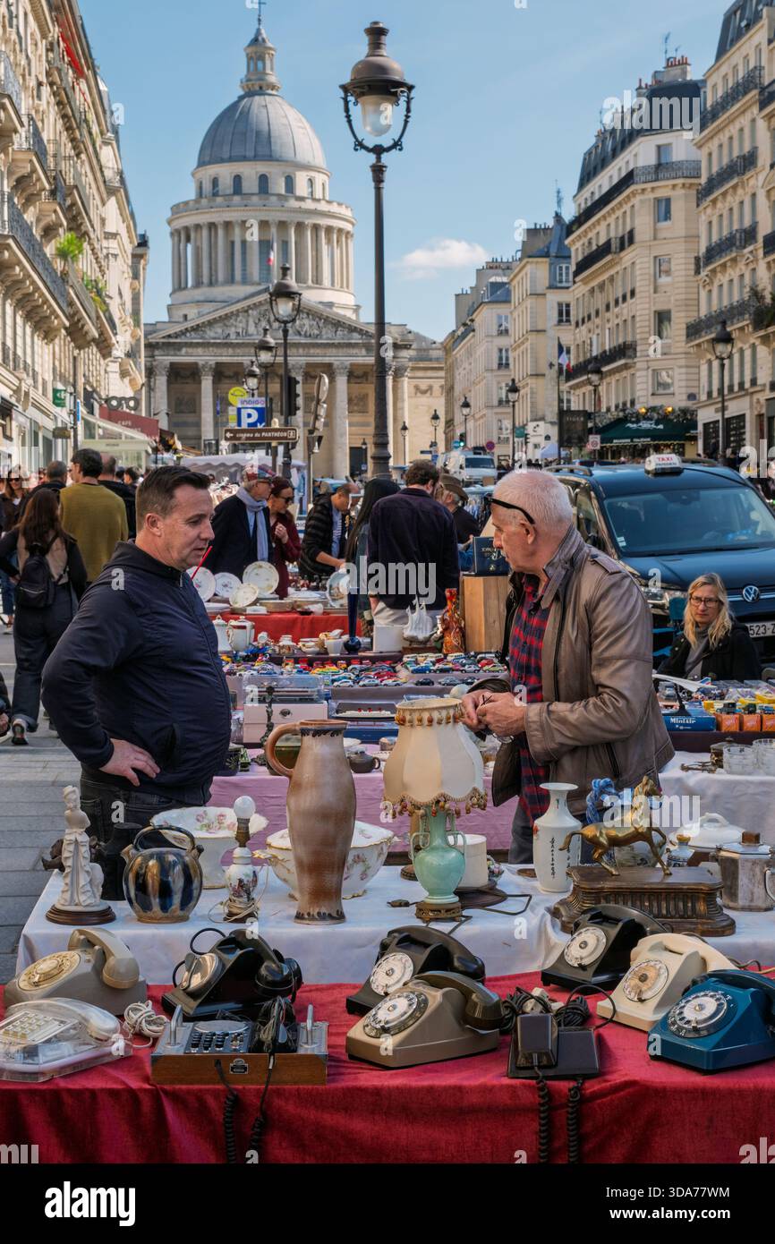 Gente in cerca di occasioni al mercato delle pulci domenicale, Rue Soufflot, Parigi Foto Stock