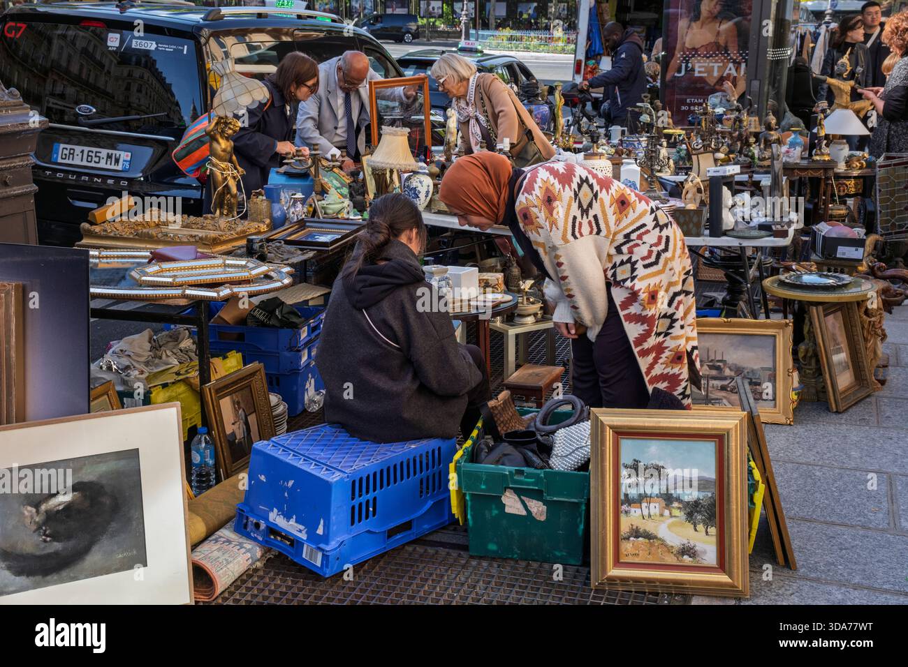 Gente in cerca di occasioni al mercato delle pulci domenicale, Rue Soufflot, Parigi Foto Stock
