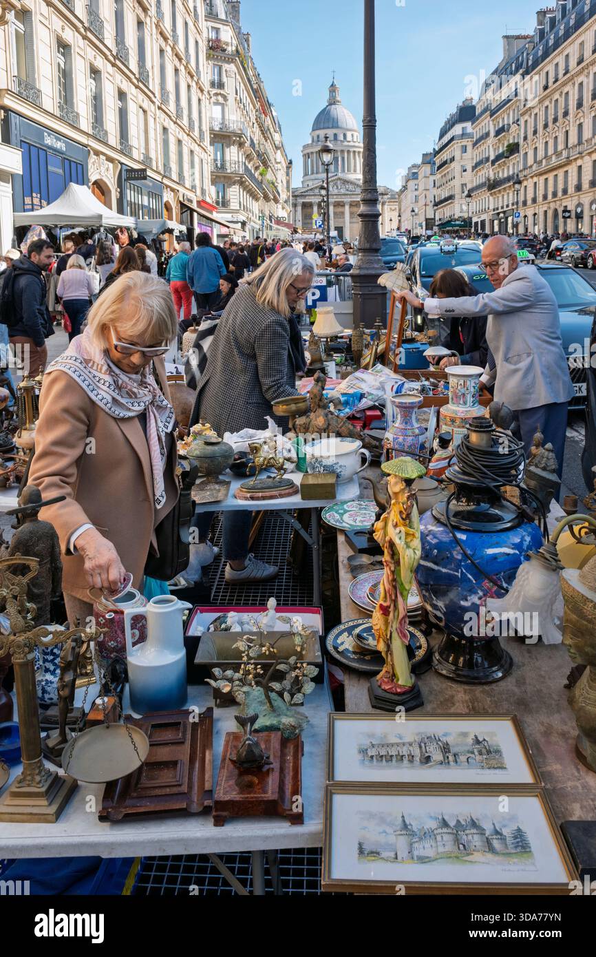 Gente in cerca di occasioni al mercato delle pulci domenicale, Rue Soufflot, Parigi Foto Stock