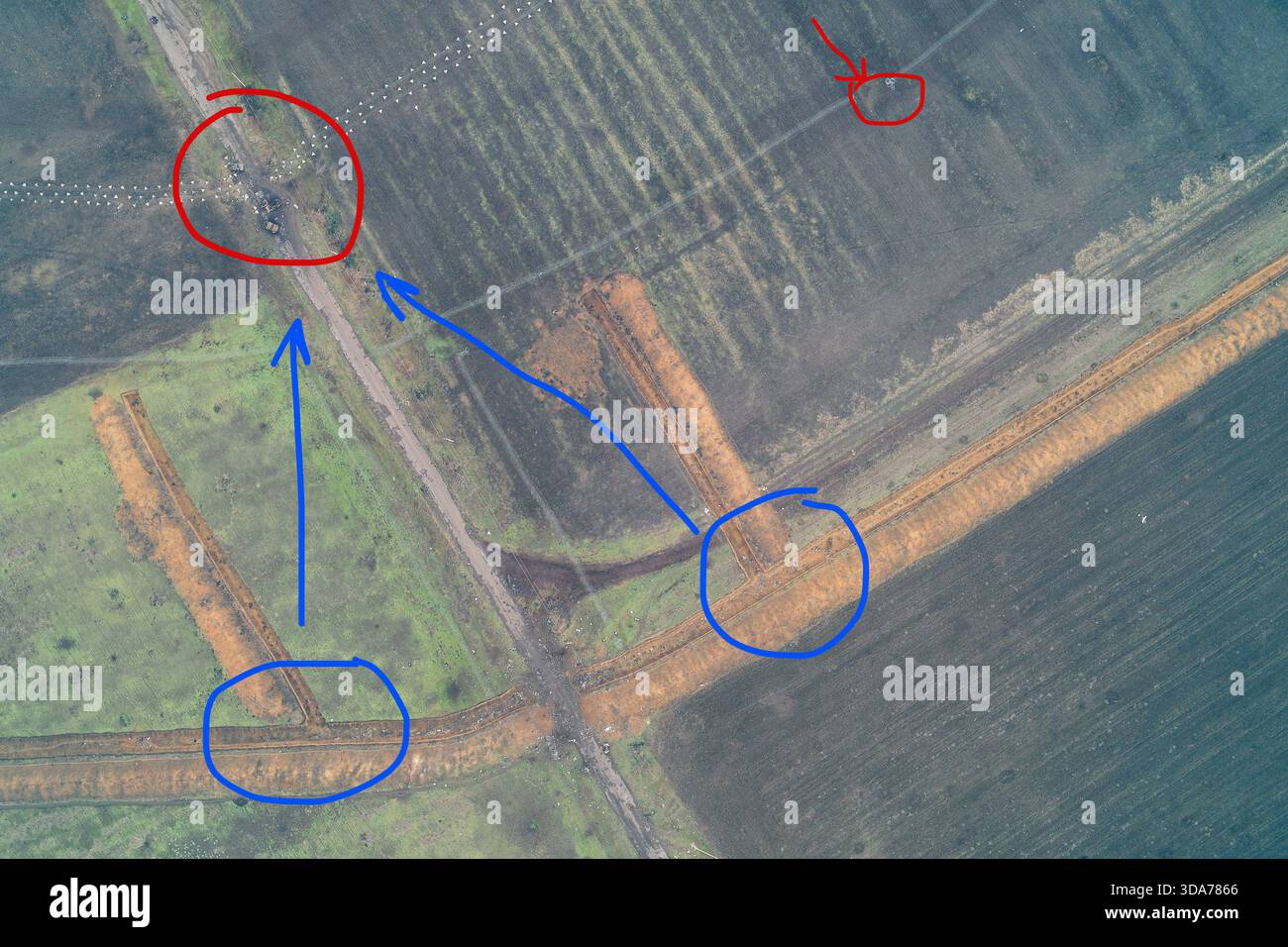 Colpo di droni aerei che mostra uno schema di intelligence sul campo di battaglia con annotazioni manuali, frecce, cerchi su trincee difensive, marcatori di campi minati e crateri di conchiglia. Vista dall'alto verso il basso delle tattiche militari e dell'analisi delle infrastrutture delle zone di combattimento. Foto Stock