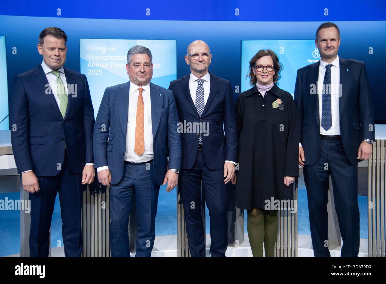 Der Vorstand der ThyssenKrupp AG, v.l. Dr. Axel HAMANN, Vorstandsmitglied, Controlling, Accounting & Risk, Finanza, audit interno e imposte e dogane Miguel Angel LOPEZ BORREGO Vorstandsvorsitzender CEO, Verantwortlich fuer die Konzernfunktionen Communications, Investor Relations Management, Legal & Compliance und Strategy, Markets & Portfolio. Ferner ist Miguel Lopez verantwortlich für die Segmente Decarbon Technologies und Steel Europe, Wilfried von RATH, Vorstandsmitglied, Personalvorstand und Arbeitsdirektor, verantwortlich fuer die Konzernfunktion Human Relations Management und das se Foto Stock