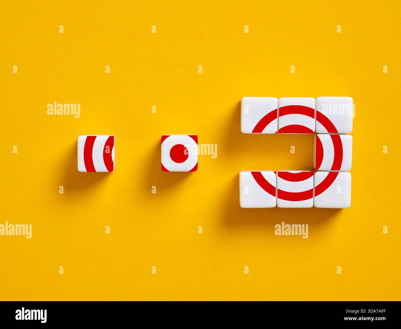 Assemblaggio di simboli di destinazione da cubi di puzzle che rappresentano la formulazione e la definizione degli obiettivi aziendali, il raggiungimento degli obiettivi, la pianificazione strategica e il suc aziendale Foto Stock