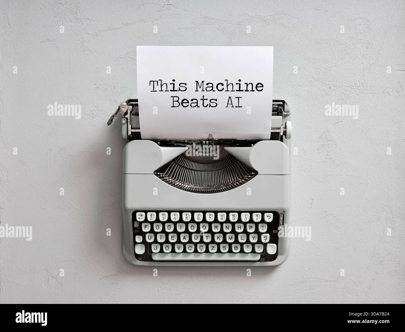 La macchina da scrivere batte l'intelligenza artificiale su carta. La vecchia tecnologia mette alla prova l'intelligenza artificiale moderna. Creatività digitale o analogica e umana ch Foto Stock