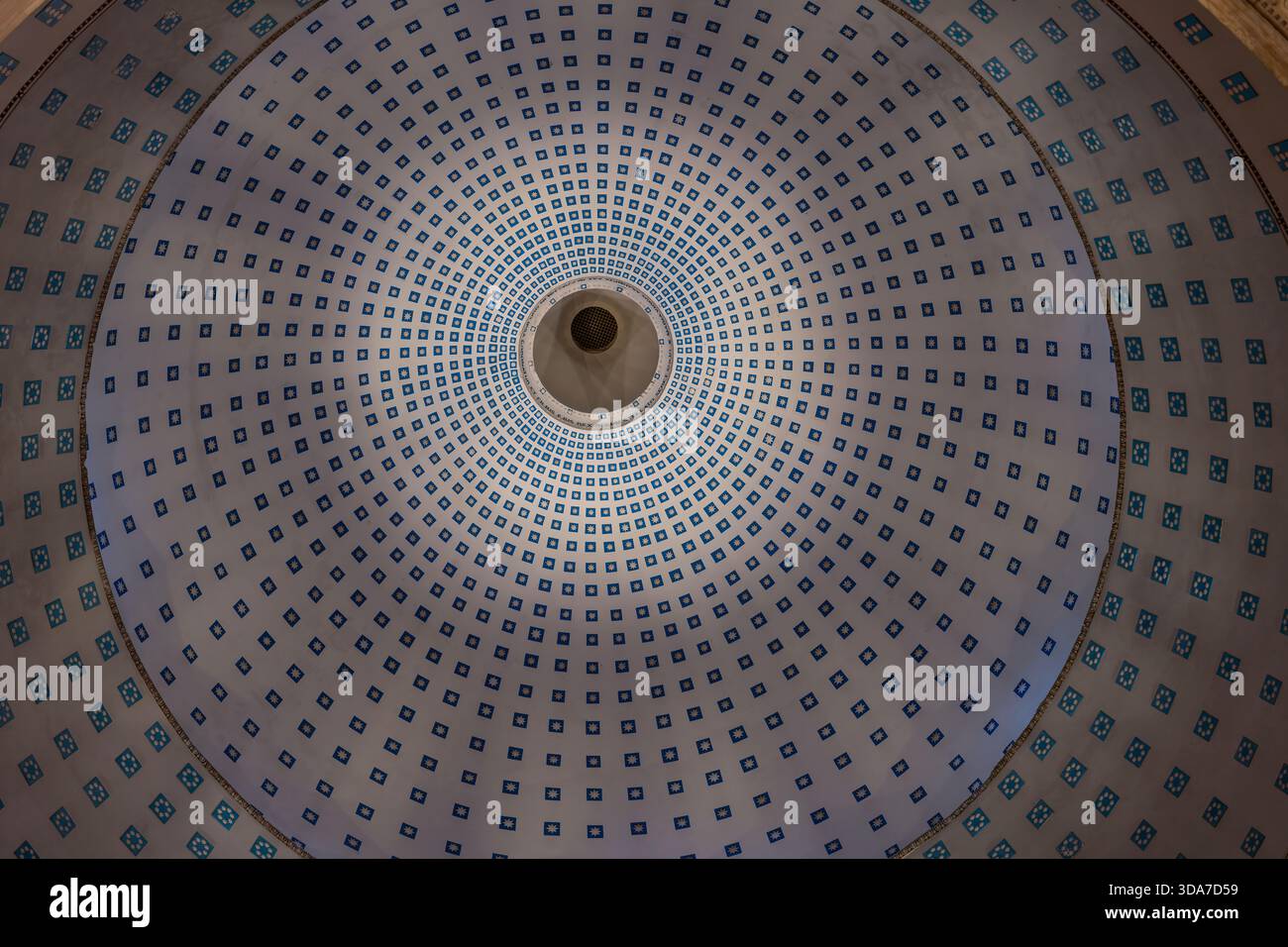 Vista simmetrica di un soffitto a cupola illuminato con motivi geometrici all'interno di una basilica, Boulogne-sur-Mer. Foto Stock