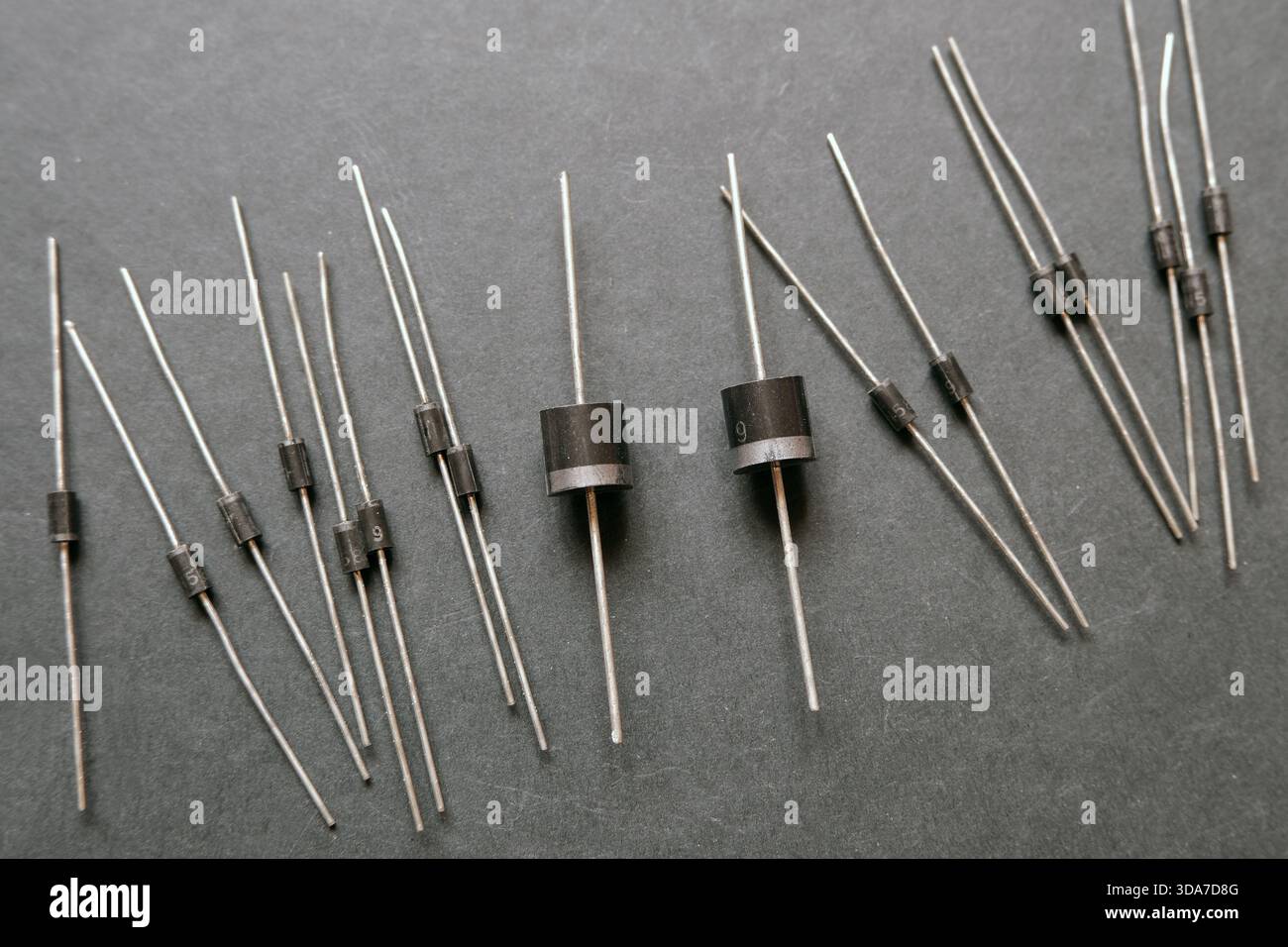 Set di diodi. Componenti per semiconduttori. Concentrati su quelli grandi. Foto Stock