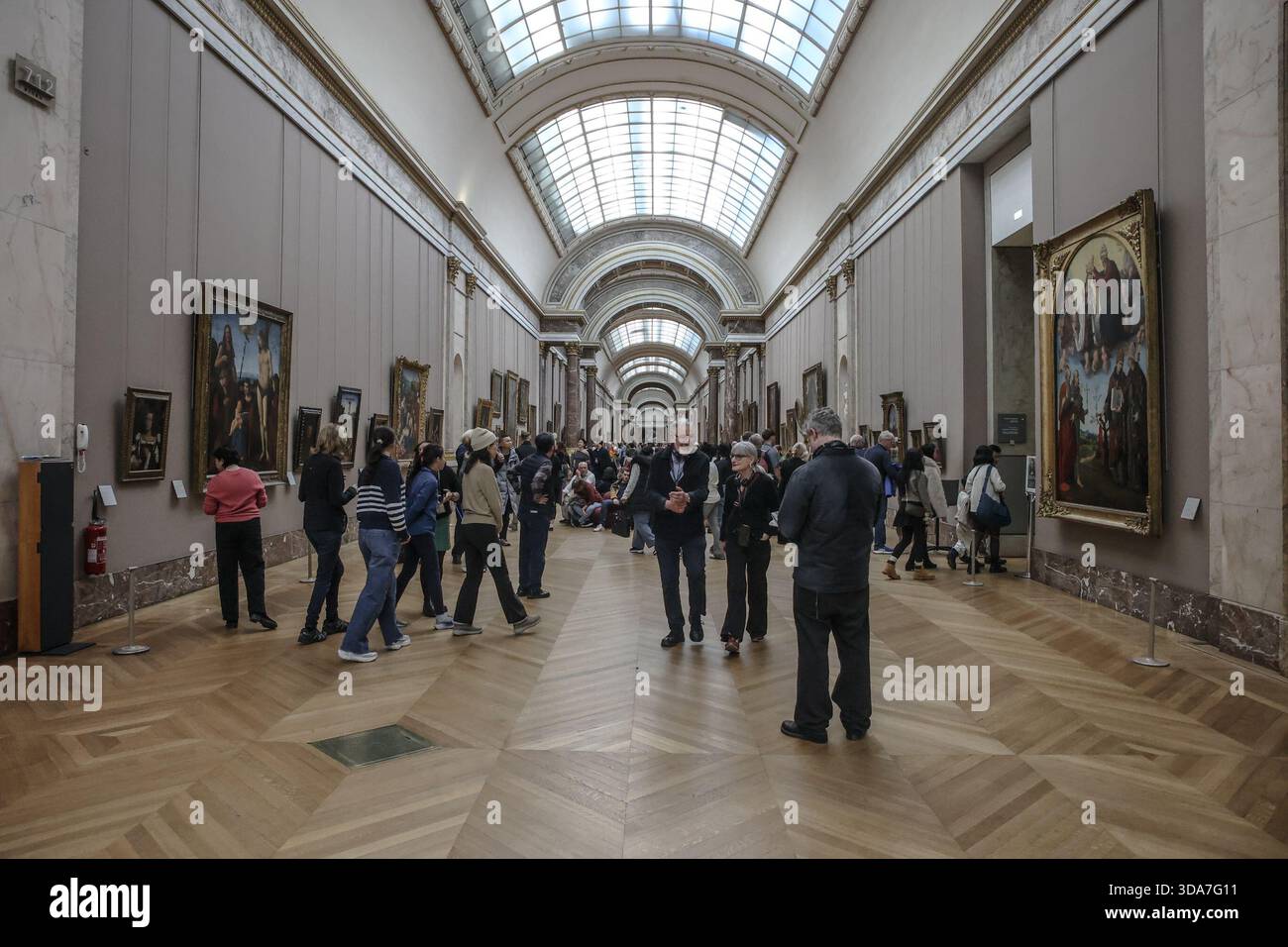 Saint Ouen, Parigi, Francia. 8 dicembre 2025. Lunedì 8 dicembre, tutti i sindacati del Louvre (CFDT-CGT e sud) hanno votato a favore dello sciopero del 15 dicembre, che potrebbe essere rinnovato ''« l'ultimo sciopero lampo, del 16 giugno, è durato poche ore. (Credit Image: © Sadak Souici/ZUMA Press Wire) SOLO PER USO EDITORIALE! Non per USO commerciale! Foto Stock