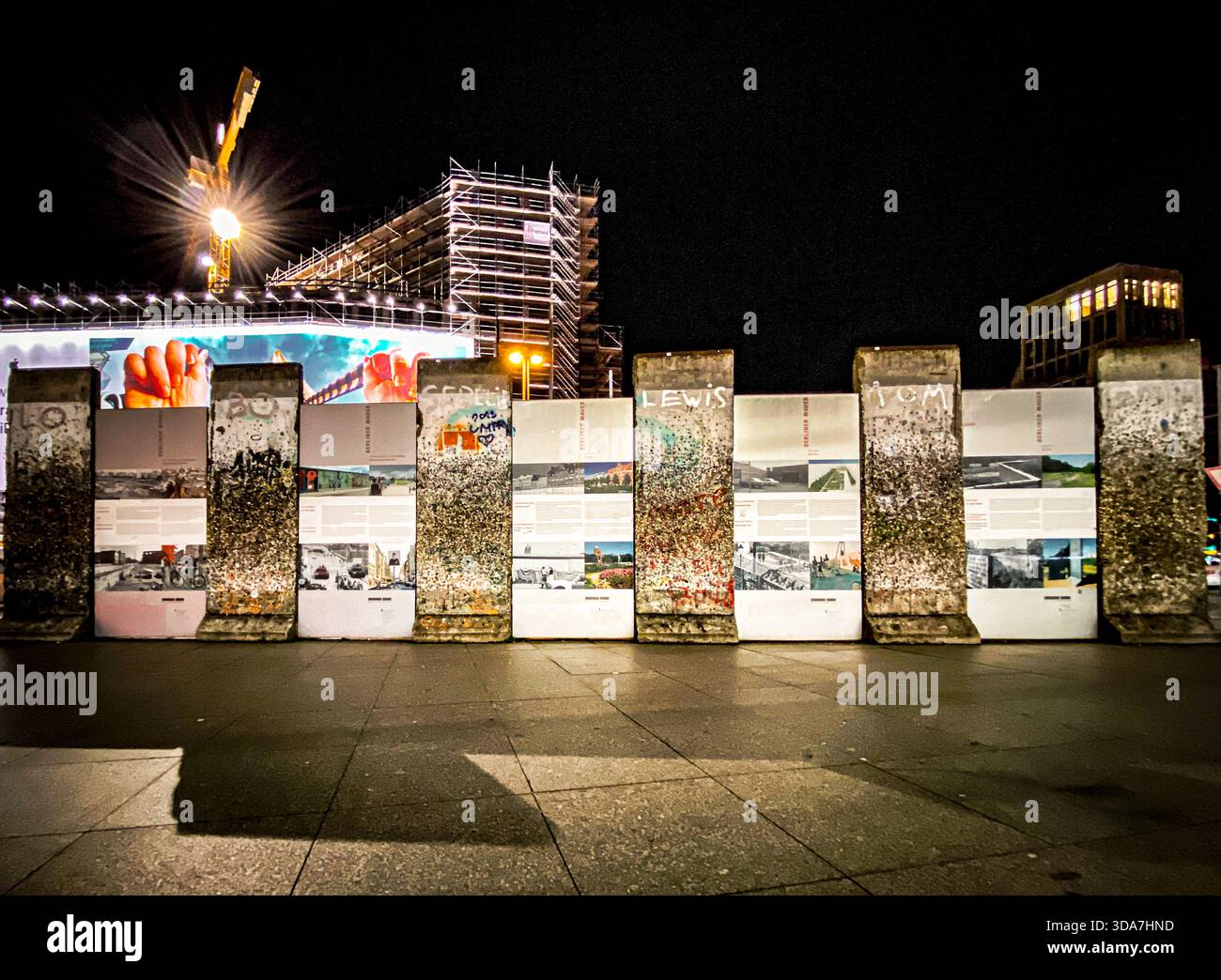 Segmenti del vecchio muro di Berlino visti a Potsdamer Platz - Immagine stock catturata con smartphone