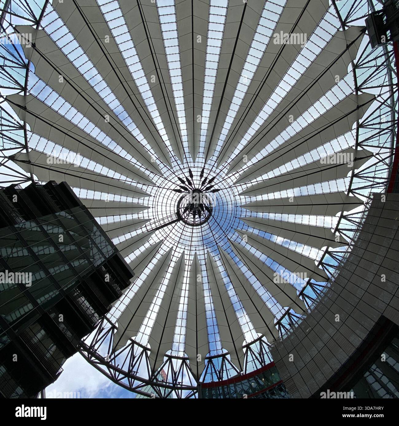 La vista all'interno di Sony Centre, guardando verso l'alto il tetto - Immagine stock catturata con smartphone