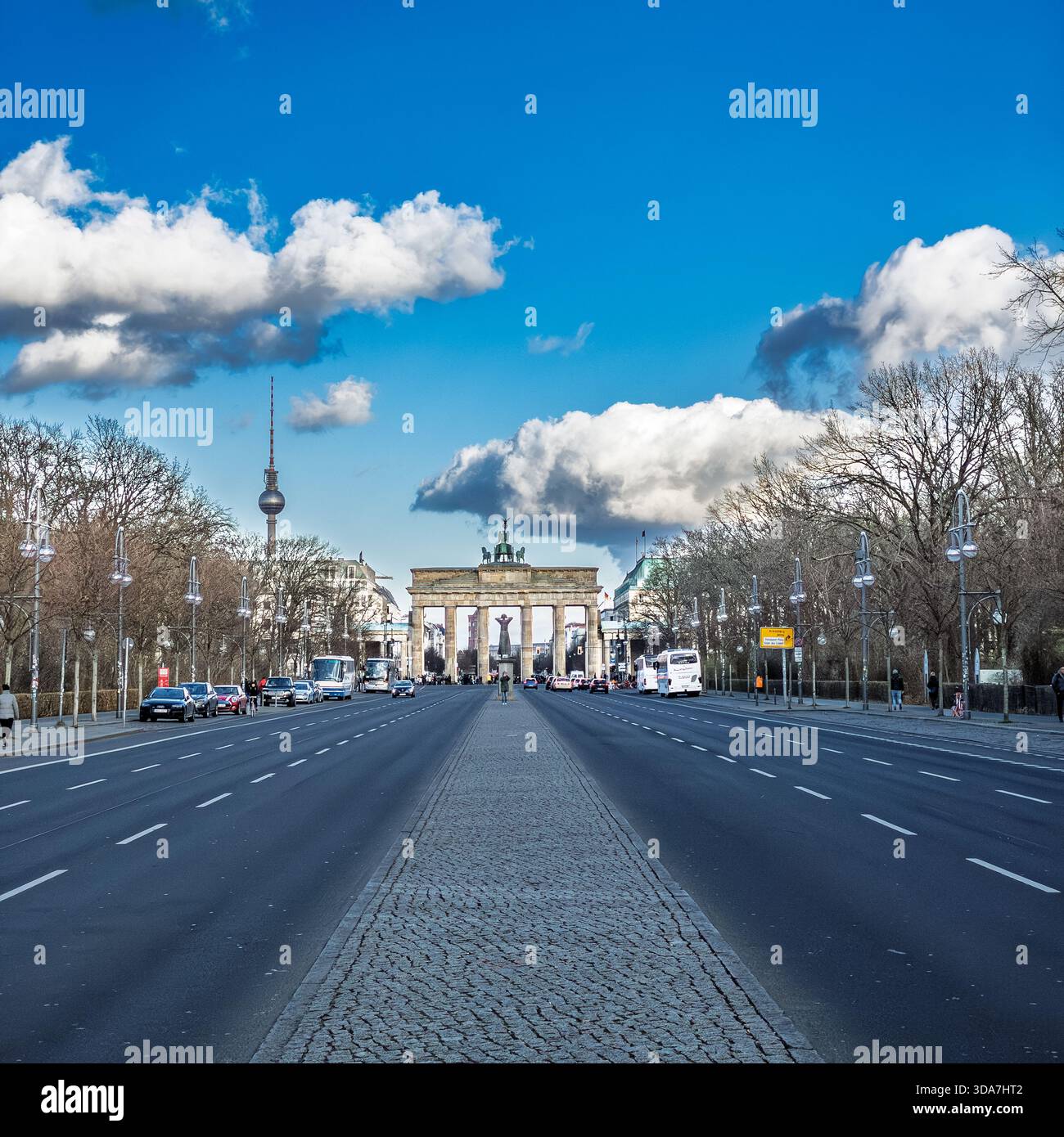 La porta di Brandeburgo vista dal Tiergarten - Immagine stock catturata con smartphone