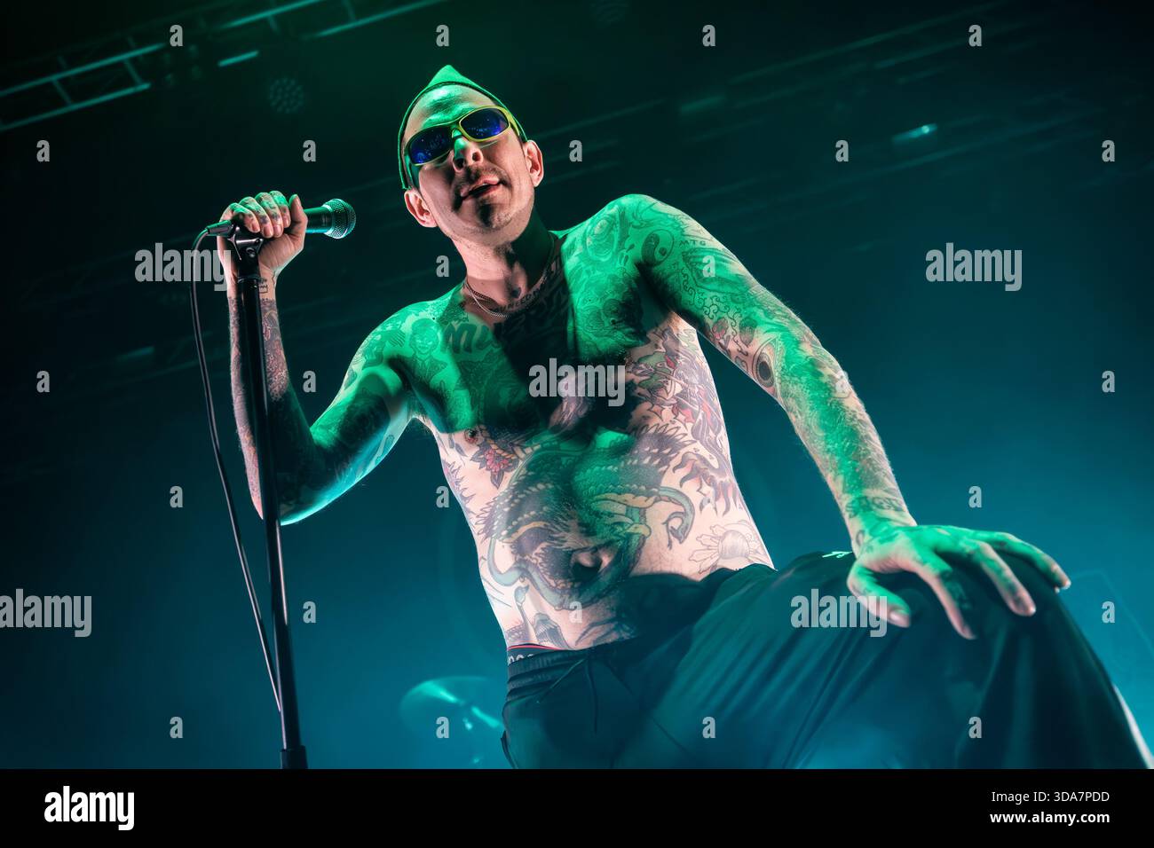 Oslo, Norvegia. 7 dicembre 2025. La band punk svedese Viagra Boys esegue un concerto dal vivo al Sentrum Scene di Oslo. Qui il cantante Sebastian Murphy viene visto dal vivo sul palco. Foto Stock