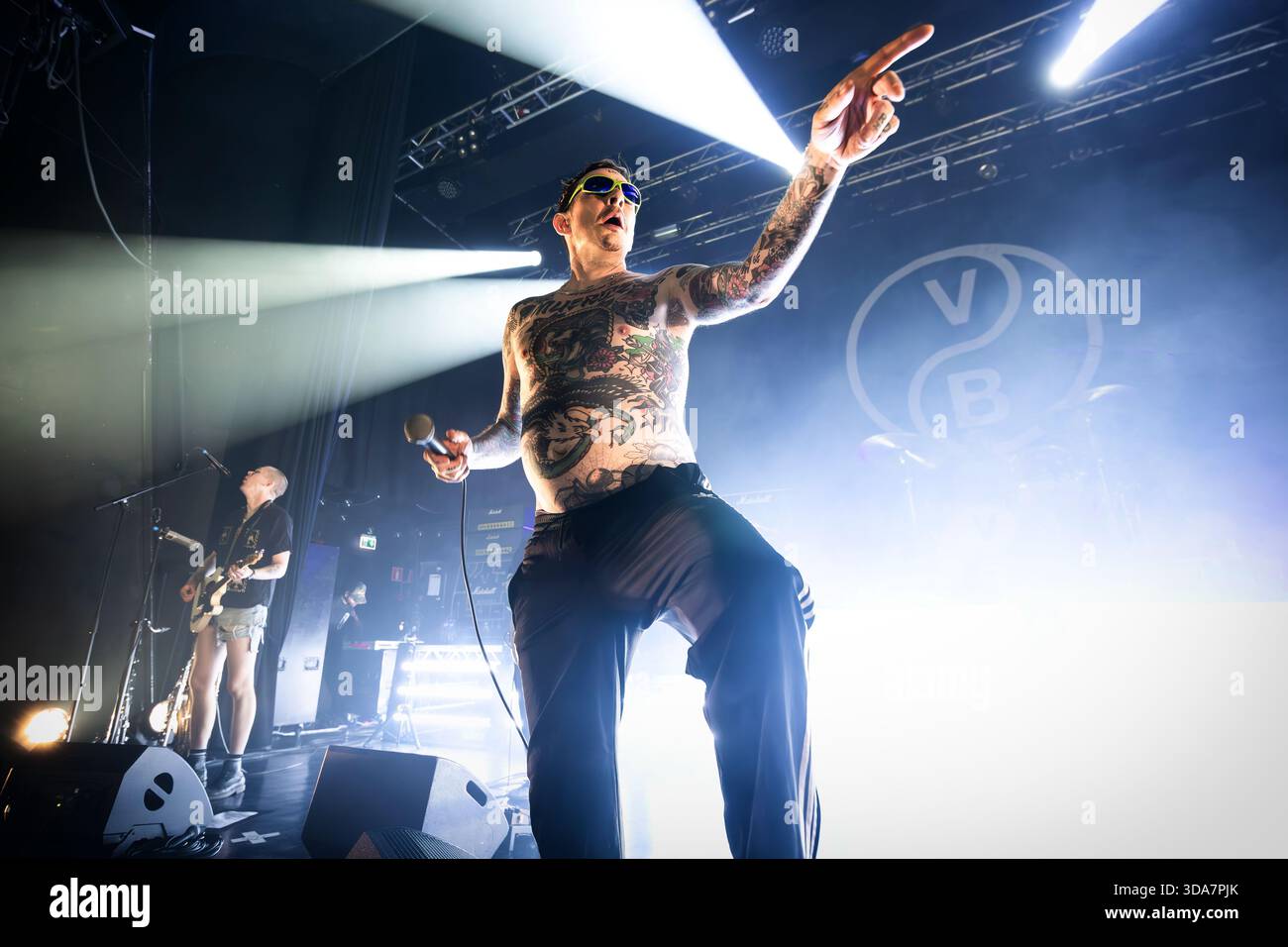 Oslo, Norvegia. 7 dicembre 2025. La band punk svedese Viagra Boys esegue un concerto dal vivo al Sentrum Scene di Oslo. Qui il cantante Sebastian Murphy viene visto dal vivo sul palco. Foto Stock