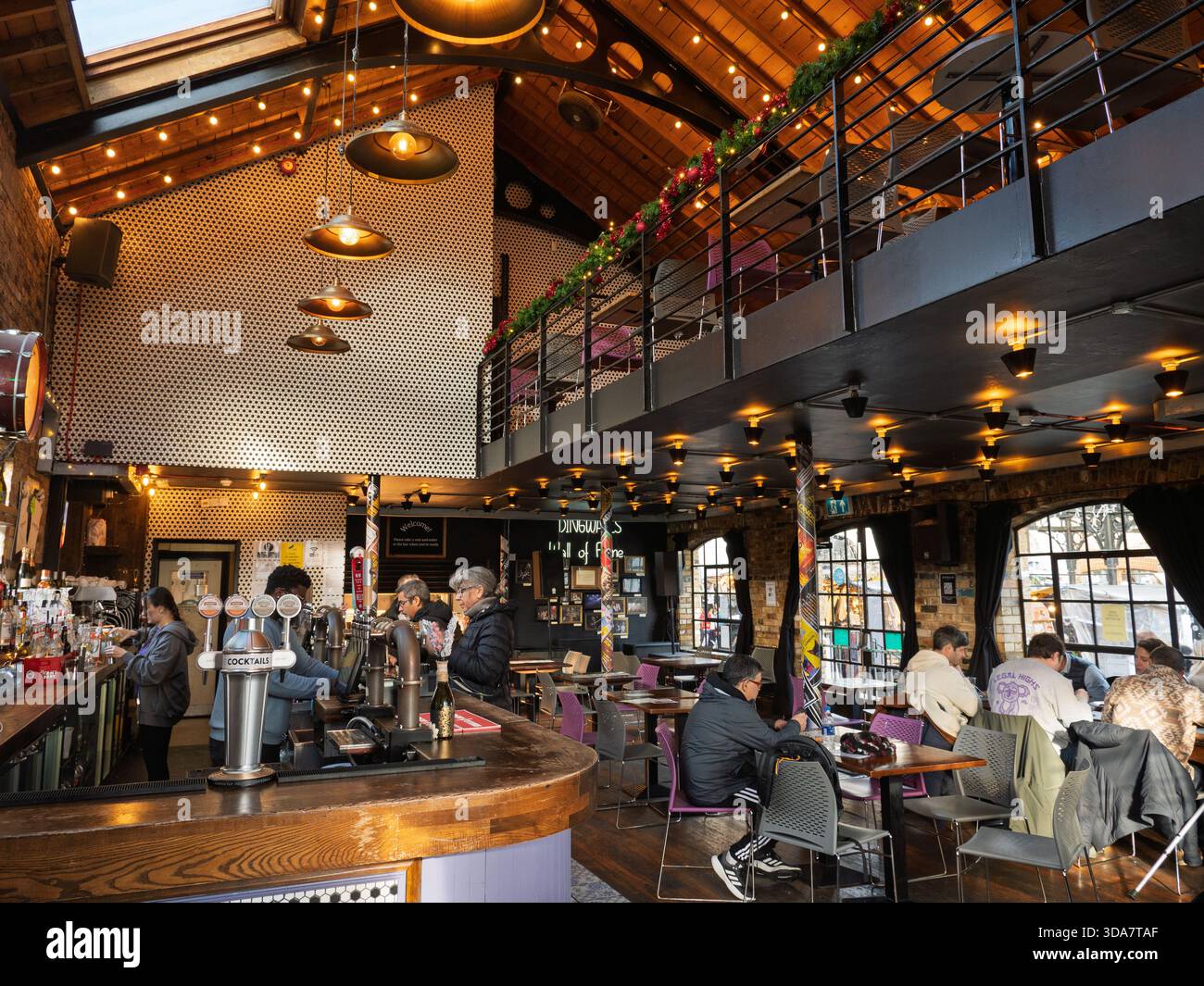 Bar all'interno del Dingwalls, club di musica dal vivo a Camden Town, Londra, Regno Unito Foto Stock