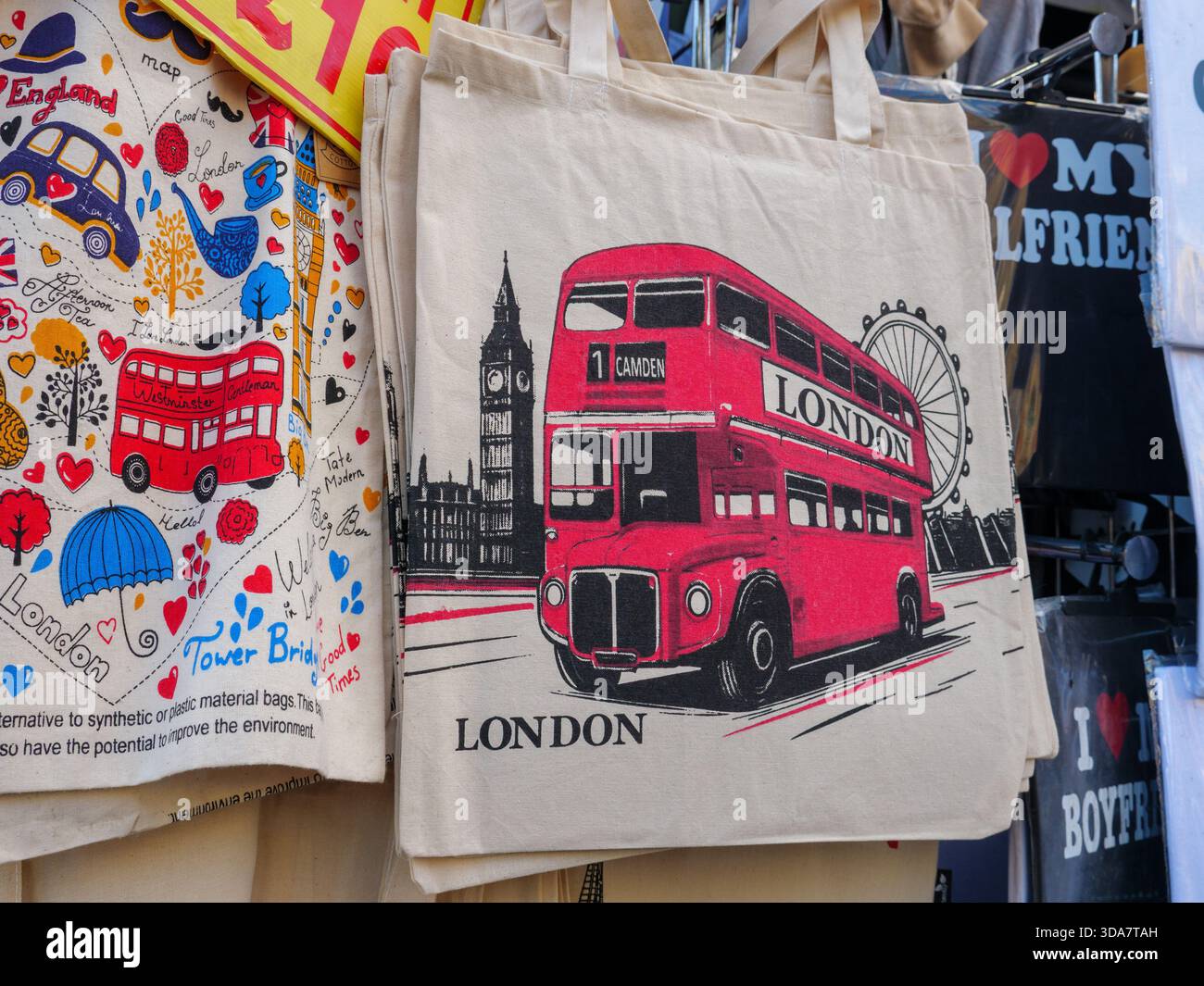 Autobus rosso a due piani stampato su una borsa souvenir turistica, Camden Market, Londra, Regno Unito Foto Stock