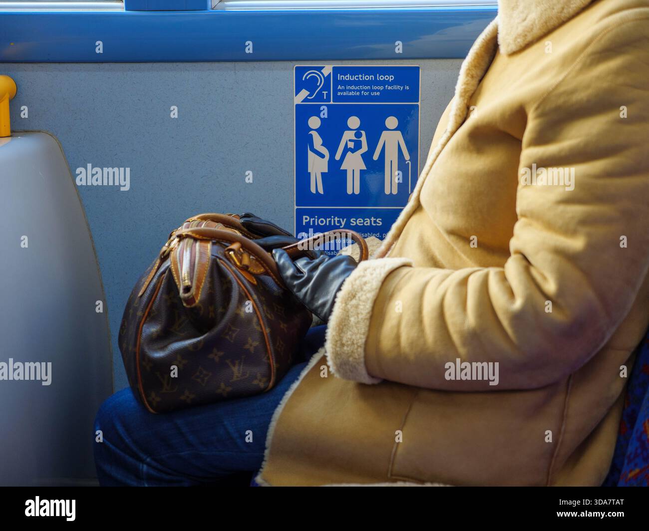 Cartello dei posti prioritari su un autobus di Londra, Inghilterra, Regno Unito Foto Stock