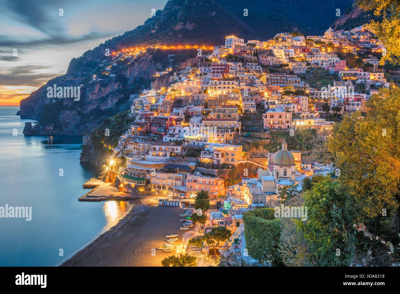Positano, Italia lungo la Costiera Amalfitana al crepuscolo. Foto Stock