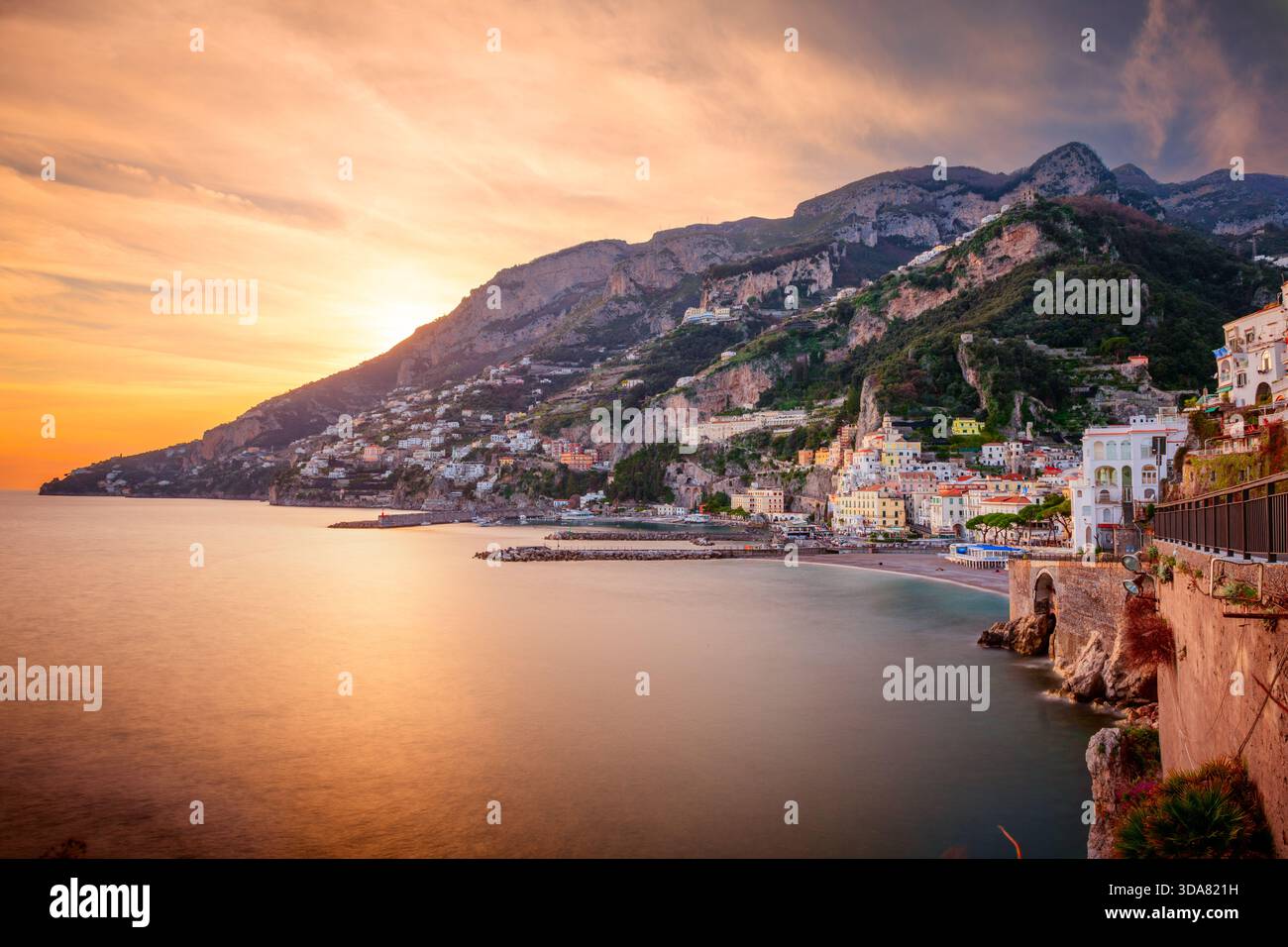 Amalfi, Italia skyline della città costiera sul Mar Tirreno al tramonto. Foto Stock