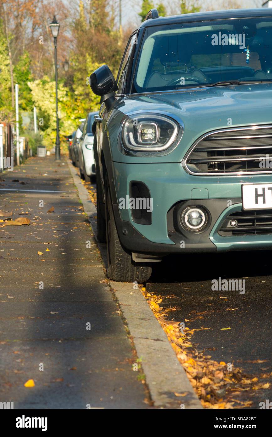 Un'auto parcheggiata illegalmente con due/2 ruote sul marciapiede a Londra, il che è contro la legge. Giornata secca e soleggiata. (146) Foto Stock