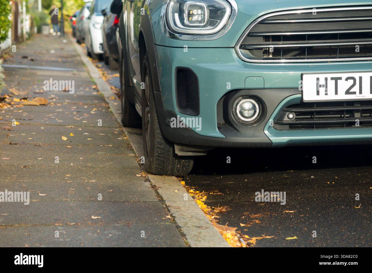 Un'auto parcheggiata illegalmente con due/2 ruote sul marciapiede a Londra, il che è contro la legge. Giornata secca e soleggiata. (146) Foto Stock