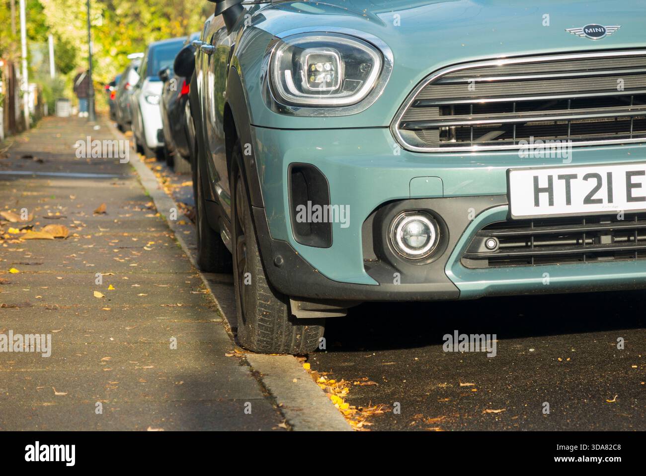 Un'auto parcheggiata illegalmente con due/2 ruote sul marciapiede a Londra, il che è contro la legge. Giornata secca e soleggiata. (146) Foto Stock