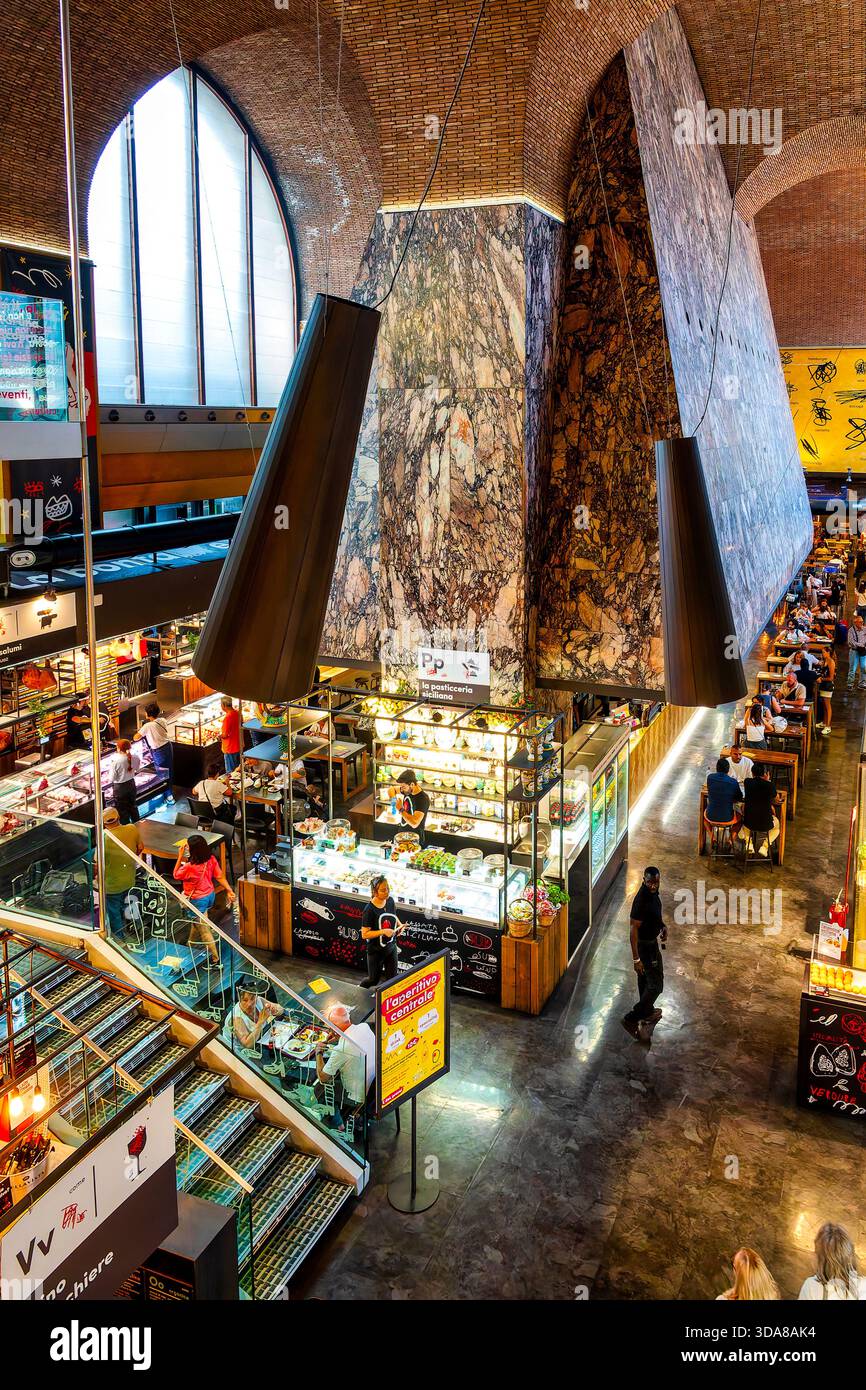 Bancarelle gastronomiche e zona pranzo all'interno del mercato centrale presso la stazione ferroviaria di Roma termini. Foto Stock