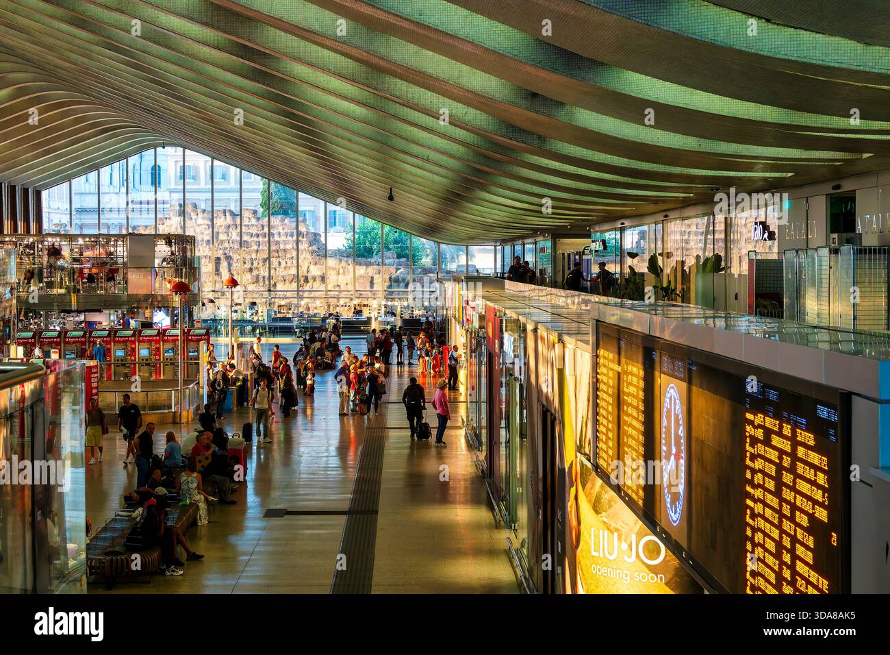 Interno della stazione di Roma termini con vista sull'antica Mura Serviana, Roma, Italia. Foto Stock