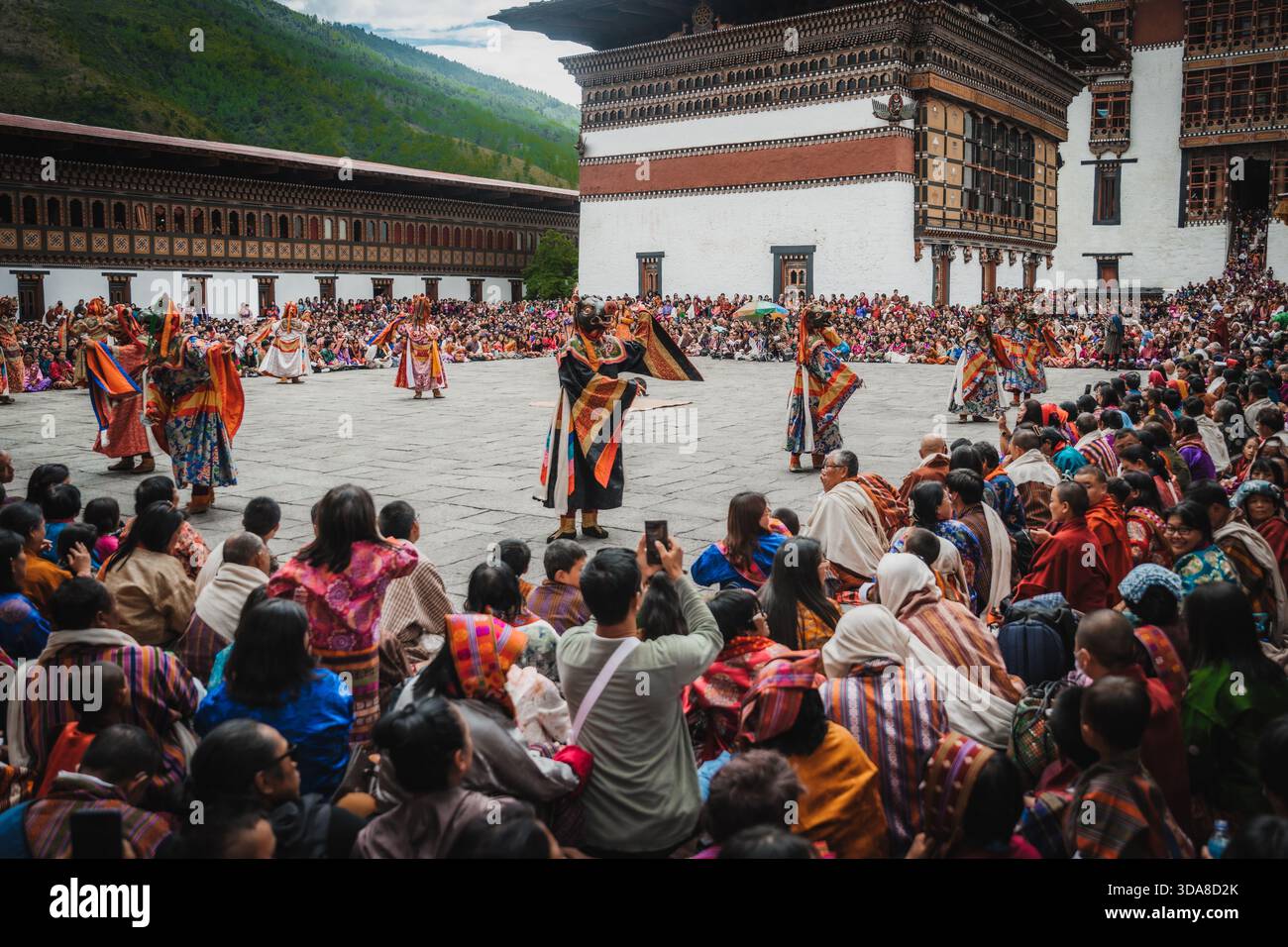 Thimphu, Bhutan - 28 settembre 2025: Vista di un vivace festival di Dromchoe che si svolge nel cortile di Tashichho Dzong, dove si esibiscono danzatori colorati Foto Stock