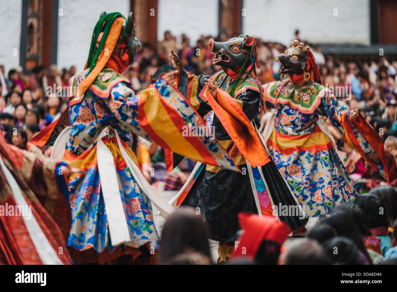 Thimphu, Bhutan - 28 settembre 2025: Veduta di ballerini vibranti in maschere ornate e costumi colorati che si esibiscono al festival Thimphu Dromchoe, una specifica Foto Stock