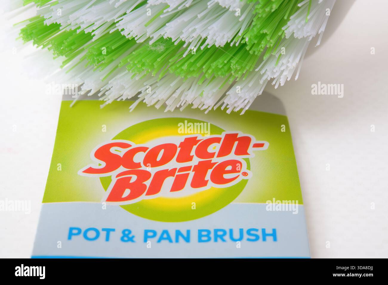 Pentola e spazzola per padella Scotch-Brite con setole verdi e bianche sulla confezione del prodotto. Foto Stock