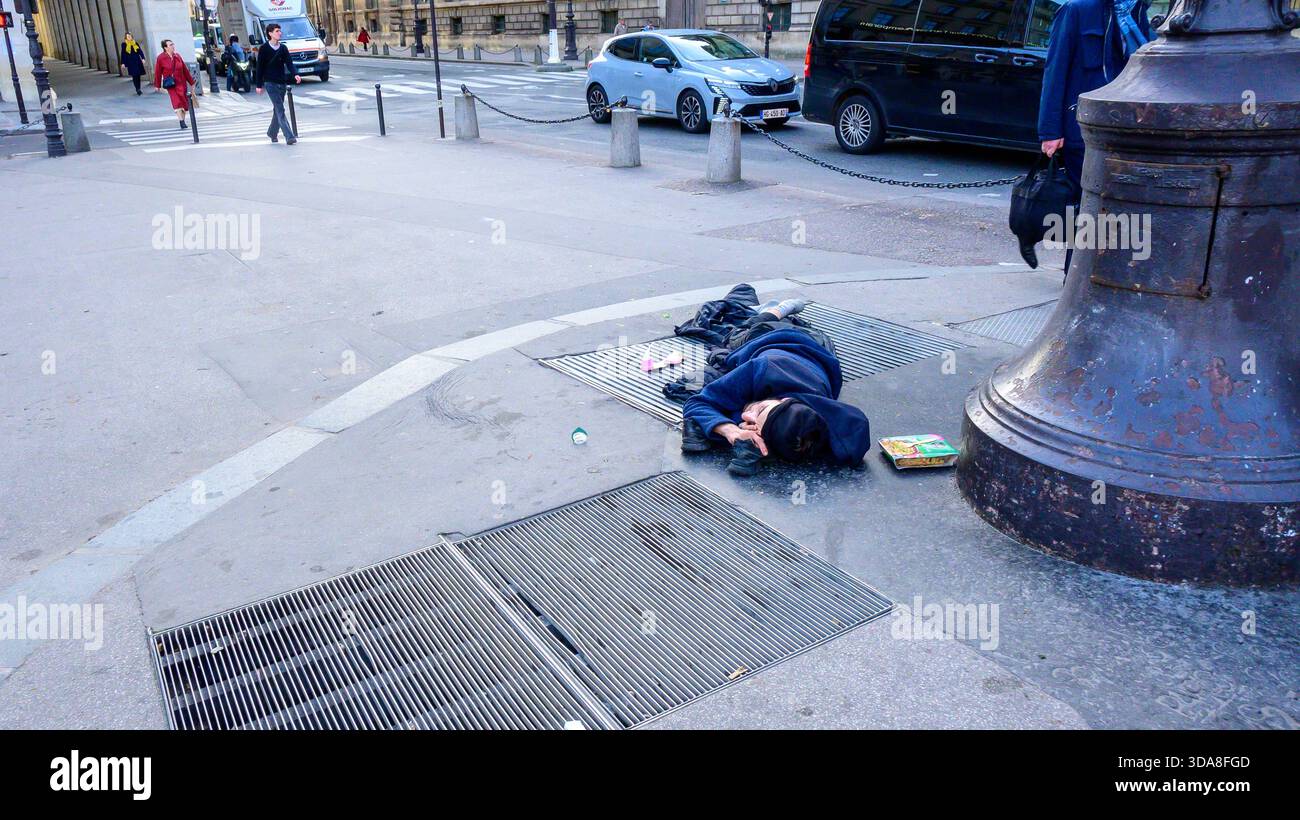 Senzatetto che dorme per strada a Parigi Foto Stock