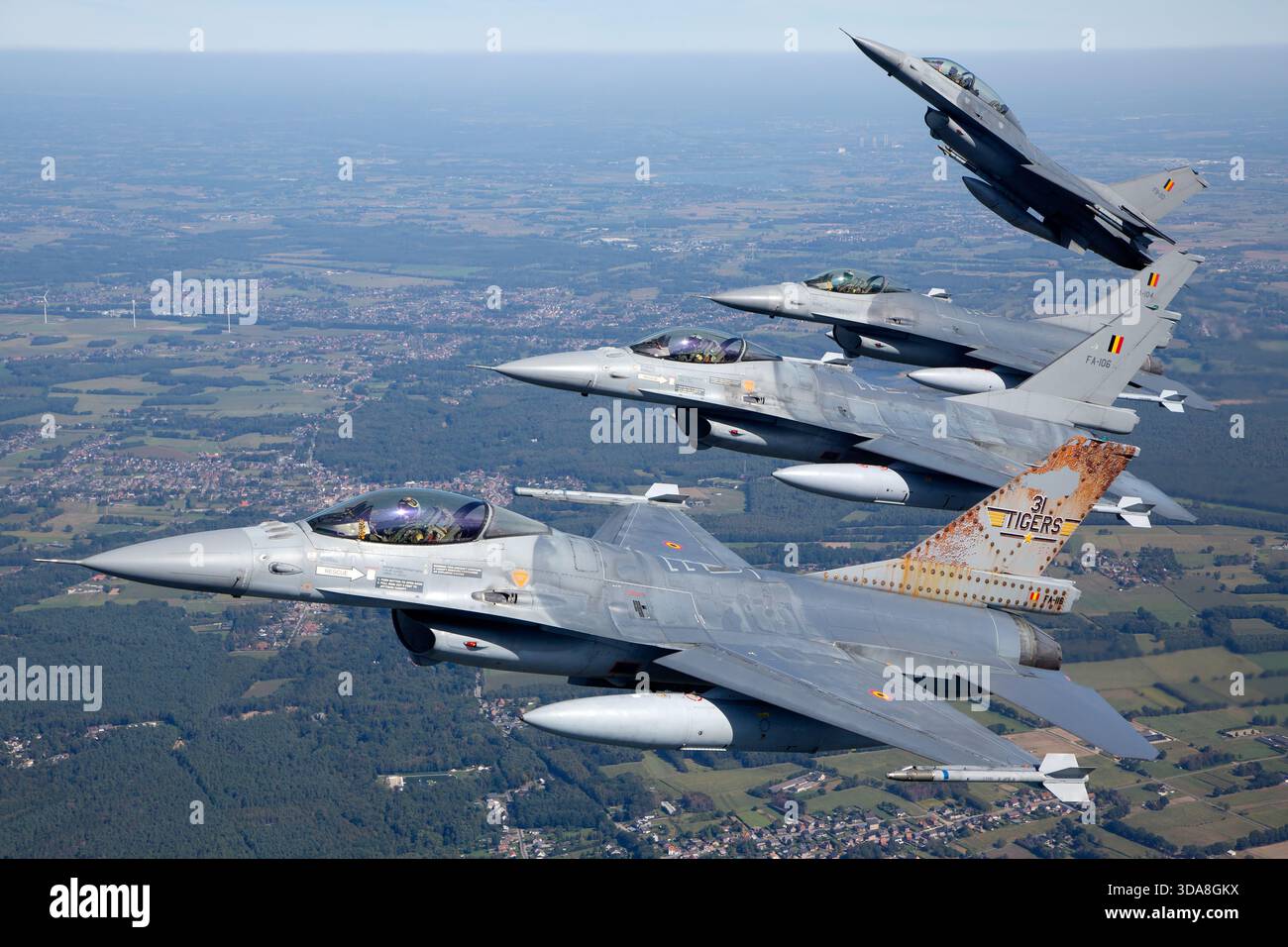 Squadrone belga Tiger F-16 Fighting Falcons in volo di formazione ravvicinata, con fa-104, fa-106, fa-116 e FB-20, durante il Sanicole Air Show 2019 in Belgio. Foto Stock