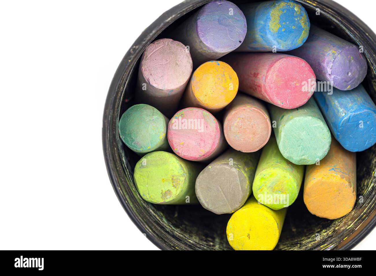 Vista ravvicinata dei gesso colorati disposti in un contenitore nero. Foto Stock