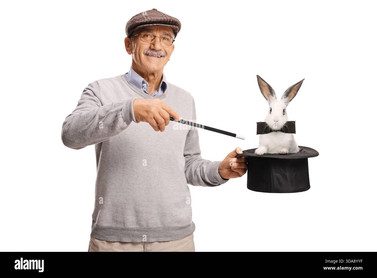 Uomo anziano che esegue un trucco magico con cappello e coniglio isolato su sfondo bianco Foto Stock