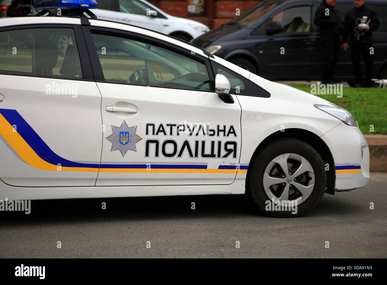 Polizia Ucraina. Auto di pattuglia con iscrizione in ucraino - polizia di pattuglia, emblema di polizia e colori della bandiera Ucraina Foto Stock