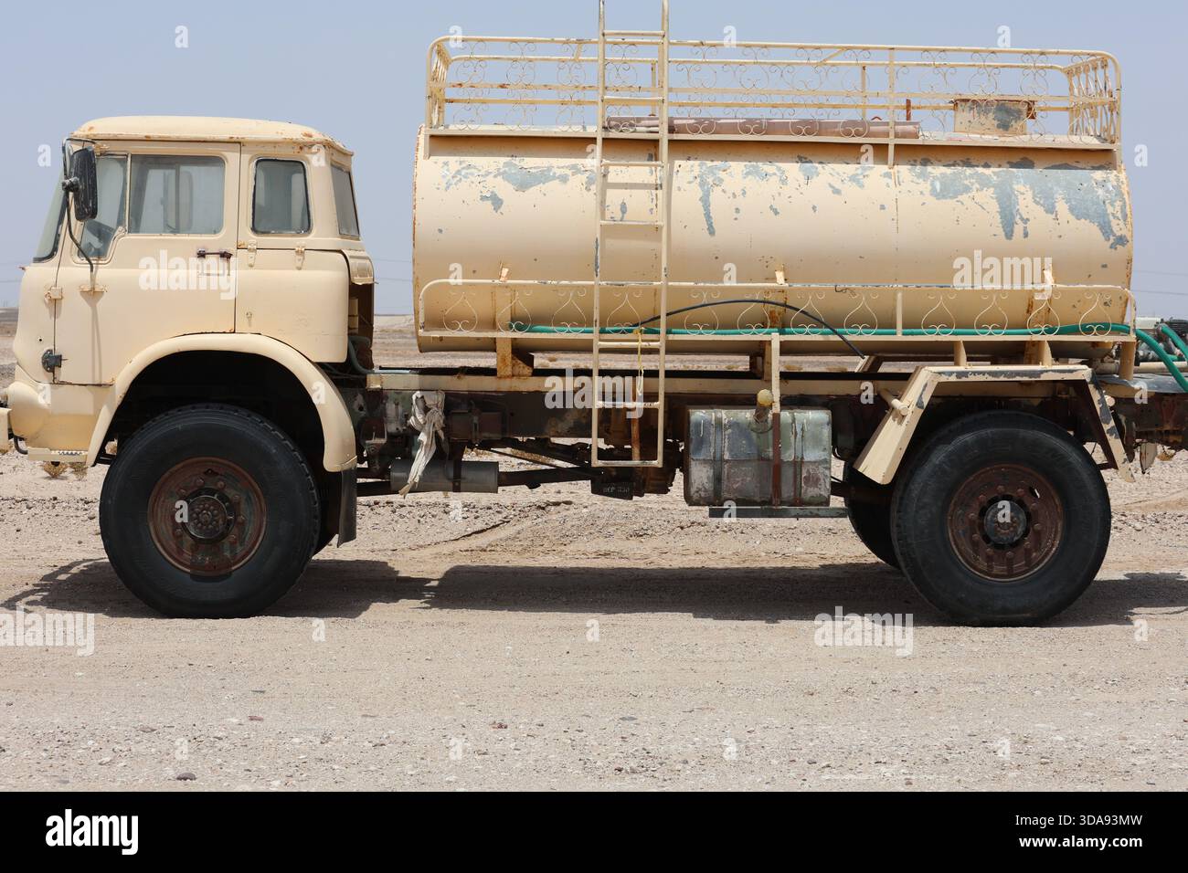 Bedform MK 1960 nel deserto in Oman. Questo camion è una leggenda usata dai militari britannici e in Medio Oriente. Foto Stock