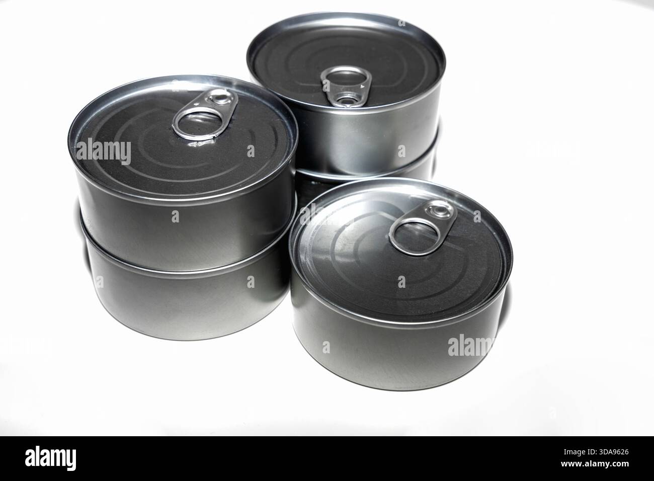 Scorte di emergenza di tonniere che simboleggiano la preparazione alle crisi Foto Stock