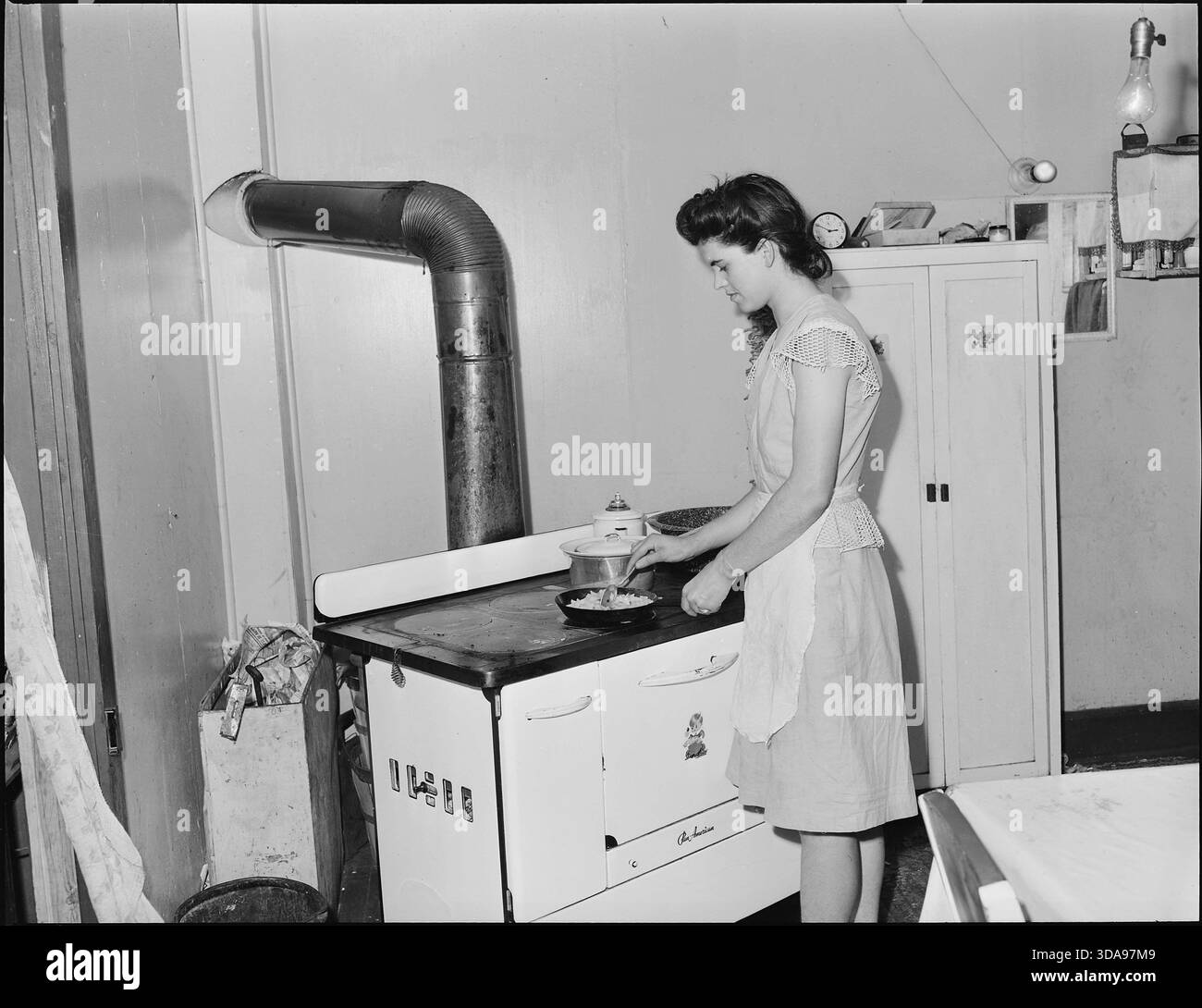 Donna anni '1950 casalinga la cucina della sua casa di quattro stanze donna AMERICANA Foto Stock