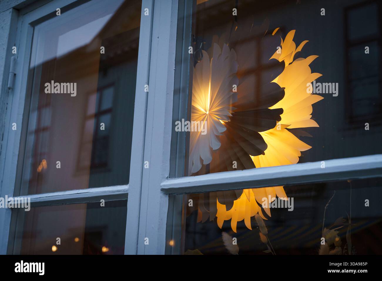 Örebro, Närke - Svezia, 12-09-2025 decorazione a stelle natalizie in finestra illuminata di luce. Foto Stock