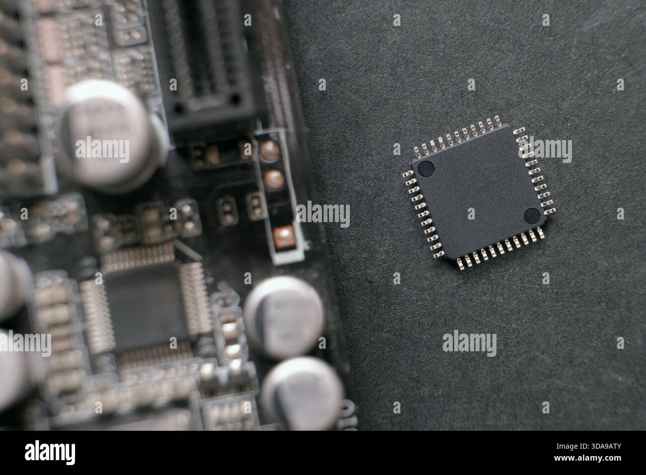 Microcontrollore a semiconduttore su sistemi elettronici ad alta tecnologia. Foto Stock