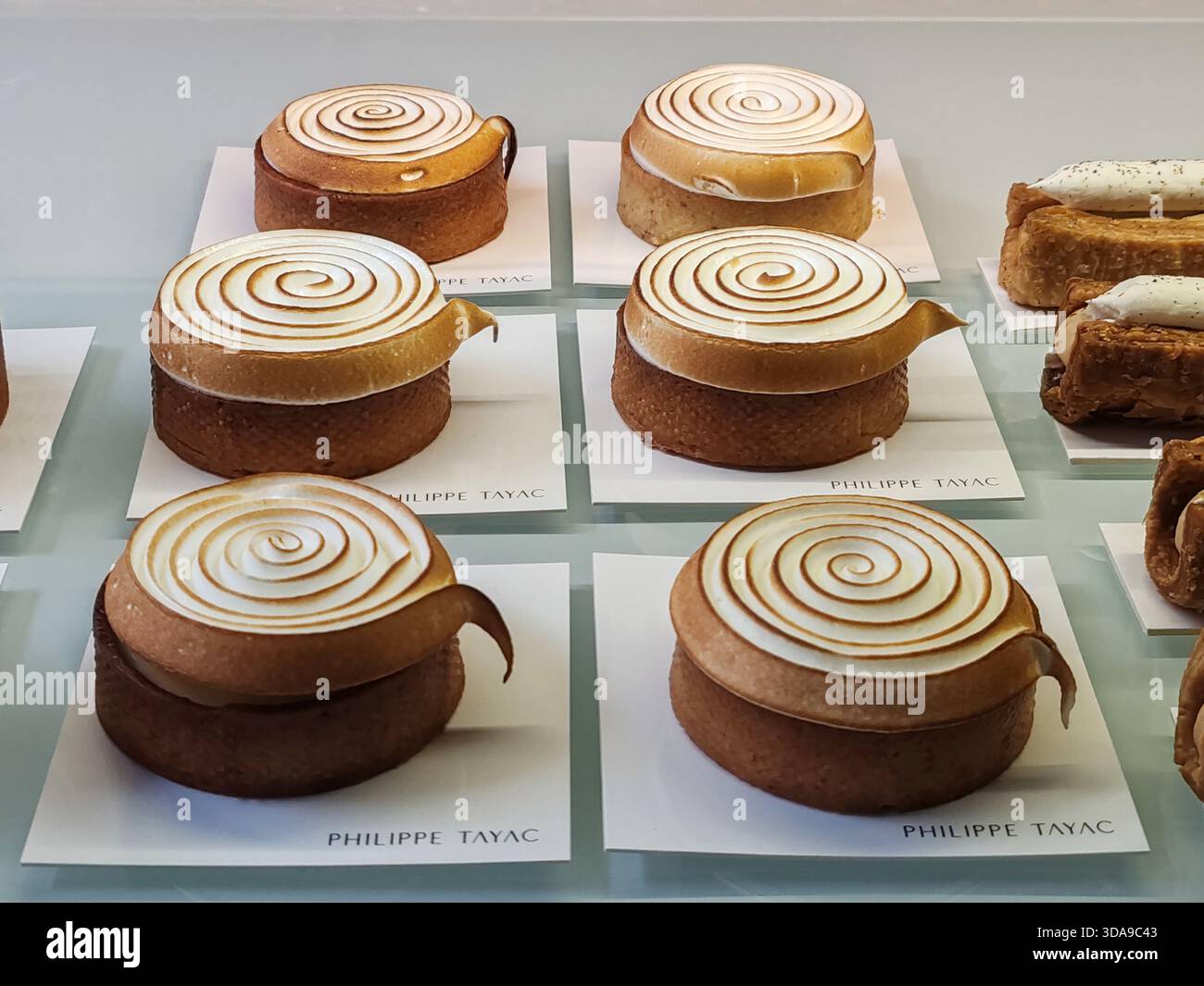 Nizza, Francia – 22 marzo 2025: Eleganti dessert gourmet esposti nella vetrina della famosa pasticceria Philippe Tayac a Nizza Foto Stock