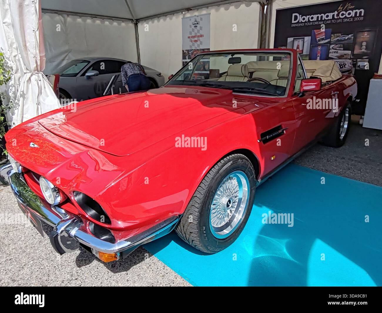 Saint Jean Cap Ferrat, Francia - 14 settembre 2025: Aston Martin V8 volante classica convertibile esposta in una mostra di auto d'epoca di lusso con facciata anteriore Foto Stock