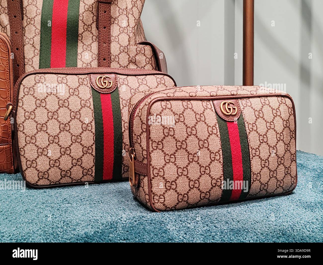 Cannes, Francia - 7 giugno 2025: Primo piano di borse Gucci di lusso con monogramma GG e striscia rossa verde esposta all'interno della boutique de la Croisette Foto Stock
