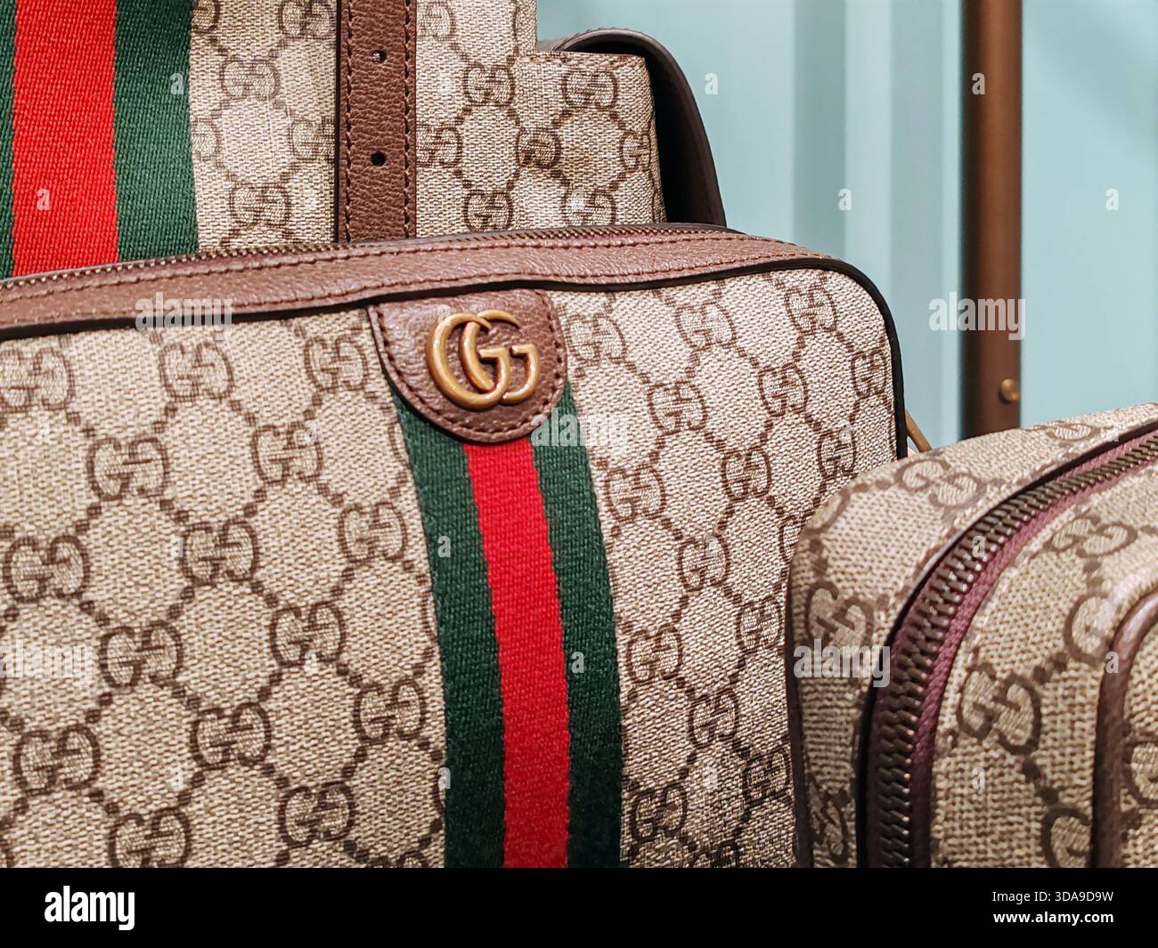 Cannes, Francia - 7 giugno 2025: Primo piano di borse Gucci di lusso con monogramma GG e striscia rossa verde esposta all'interno della boutique de la Croisette Foto Stock