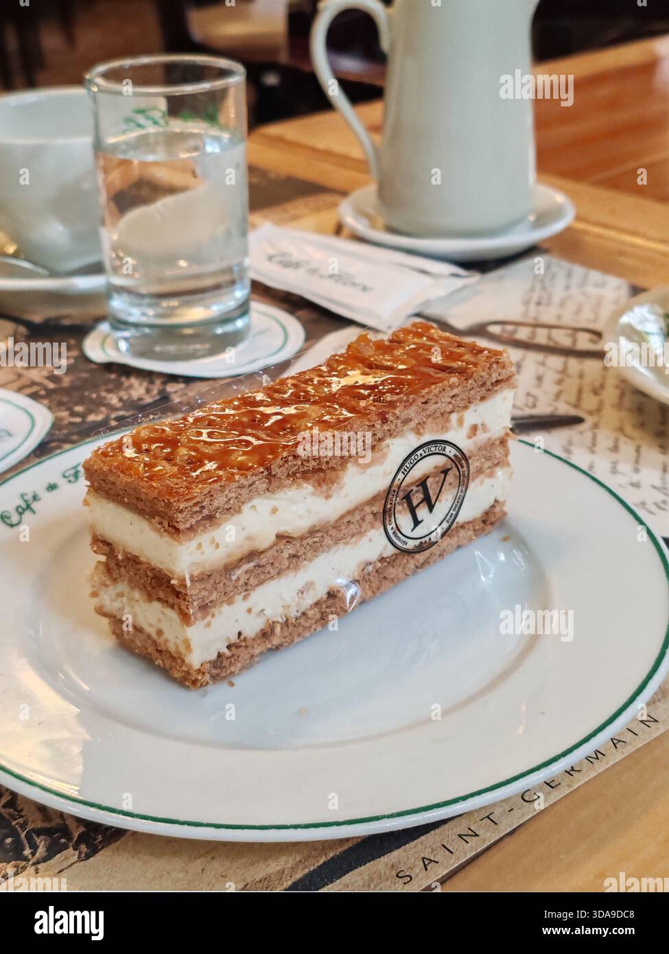 Parigi, Francia - 12 settembre 2025: Primo piano di una millenaria pasta di pasta sfoglia servita su stoviglie di marca Cafe de Flore all'interno del leggendario parigino Foto Stock