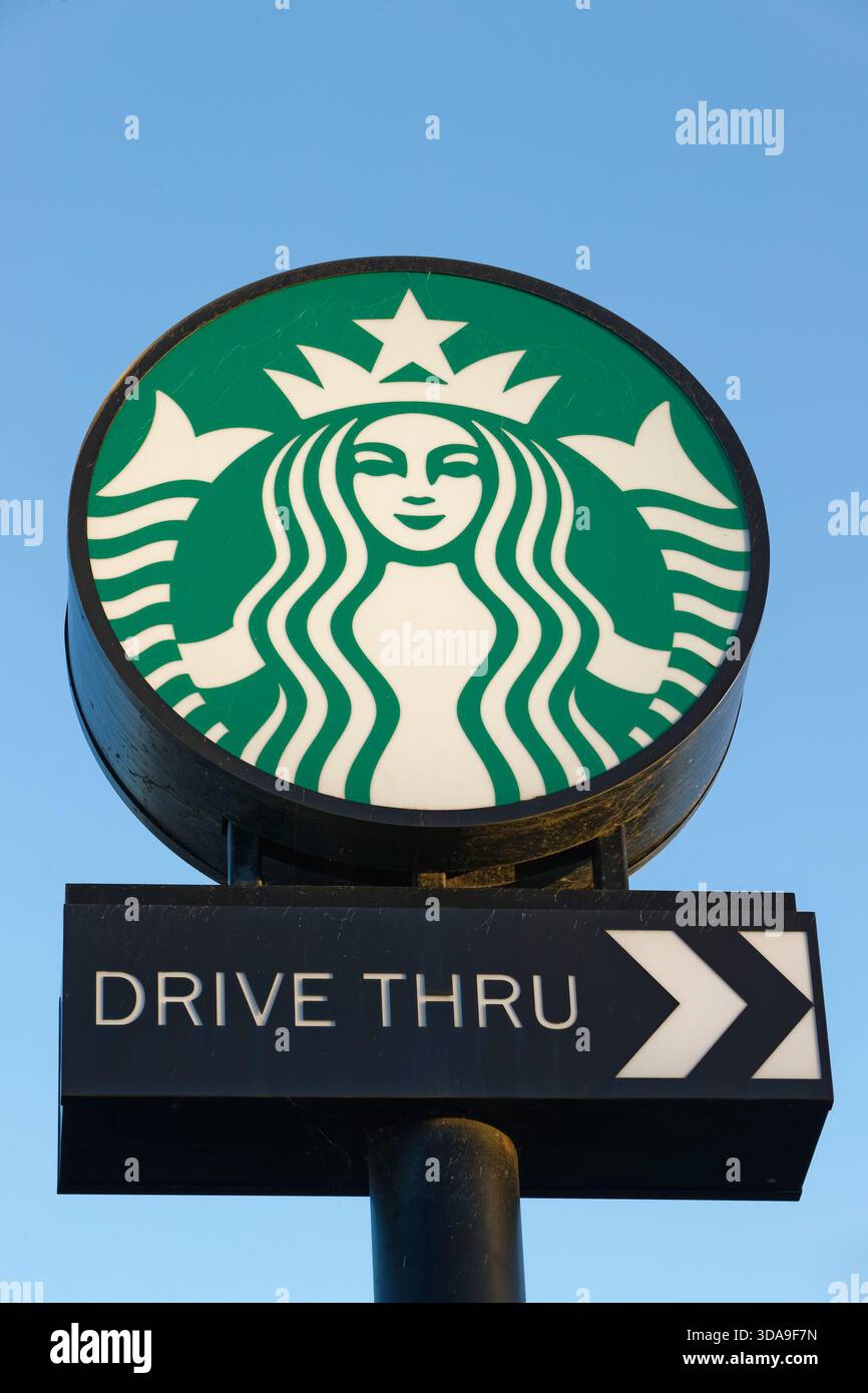 Starbucks Coffee House, insegna con guida in auto, vista ad angolo basso con sole luminoso e cielo blu a radcliffe Greater manchester, regno unito Foto Stock