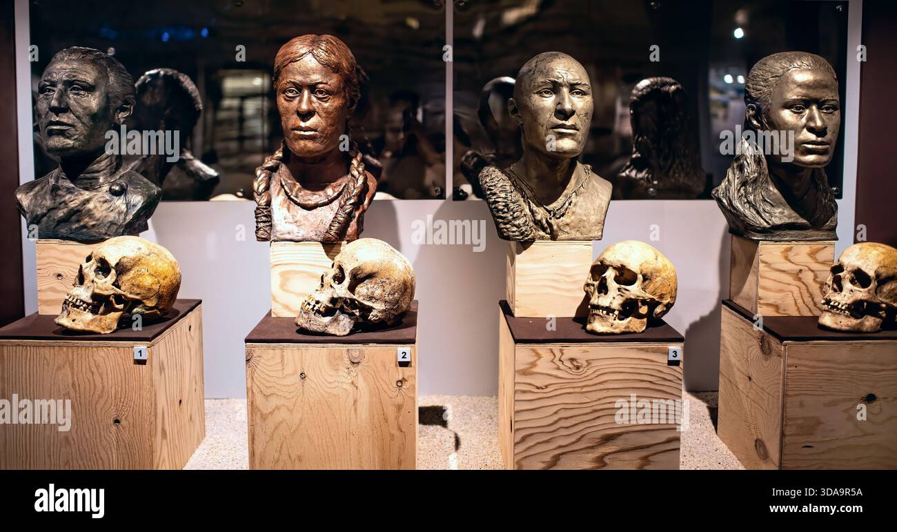 Ricostruzioni facciali di antichi popoli dai loro teschi: Abakan, Russia - 12 giugno 2024 Foto Stock