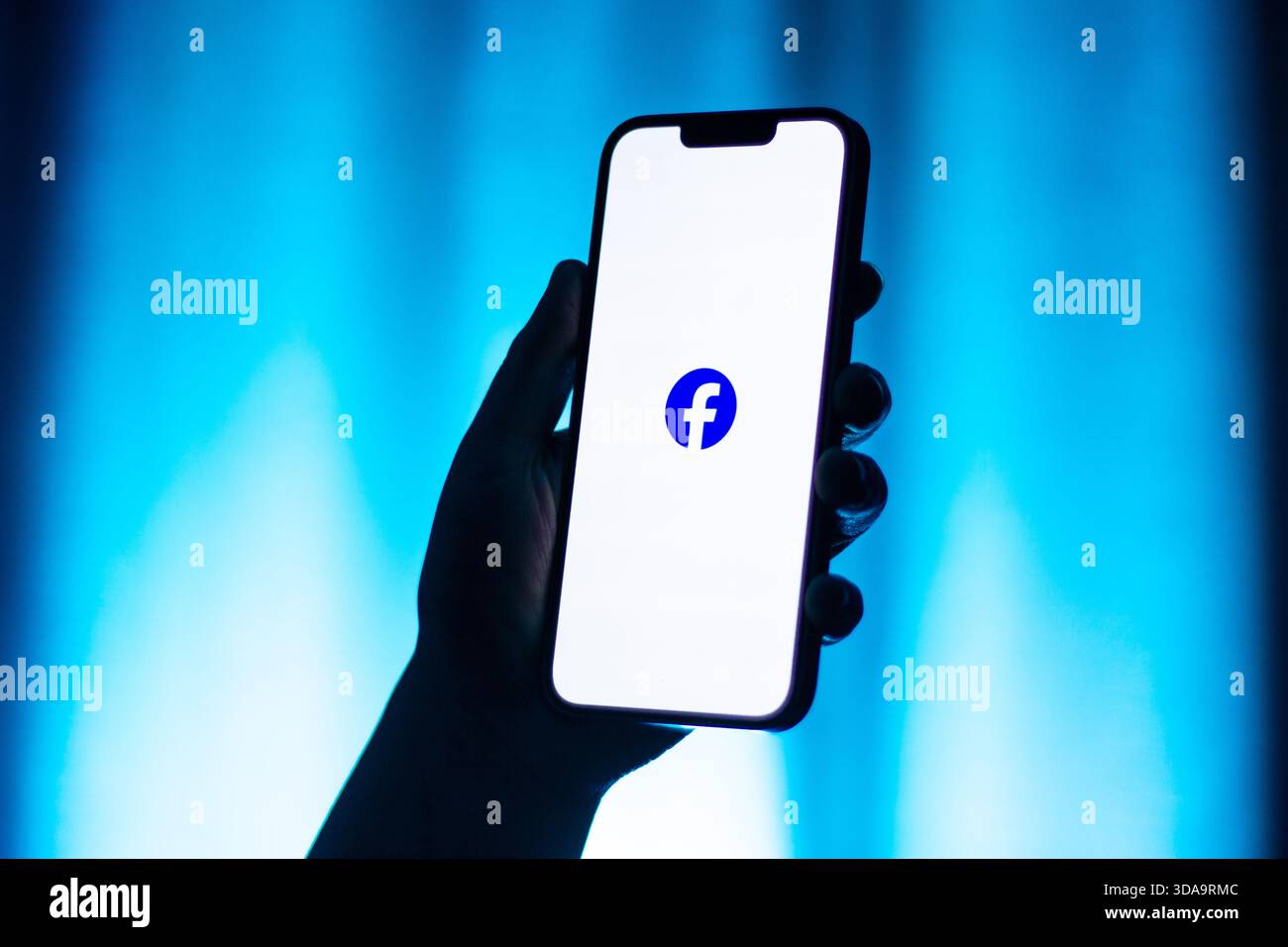 Kaliningrad, Russia - 12.11.2025. La donna tiene in mano uno smartphone che mostra il logo di Facebook sullo schermo. Social media Foto Stock